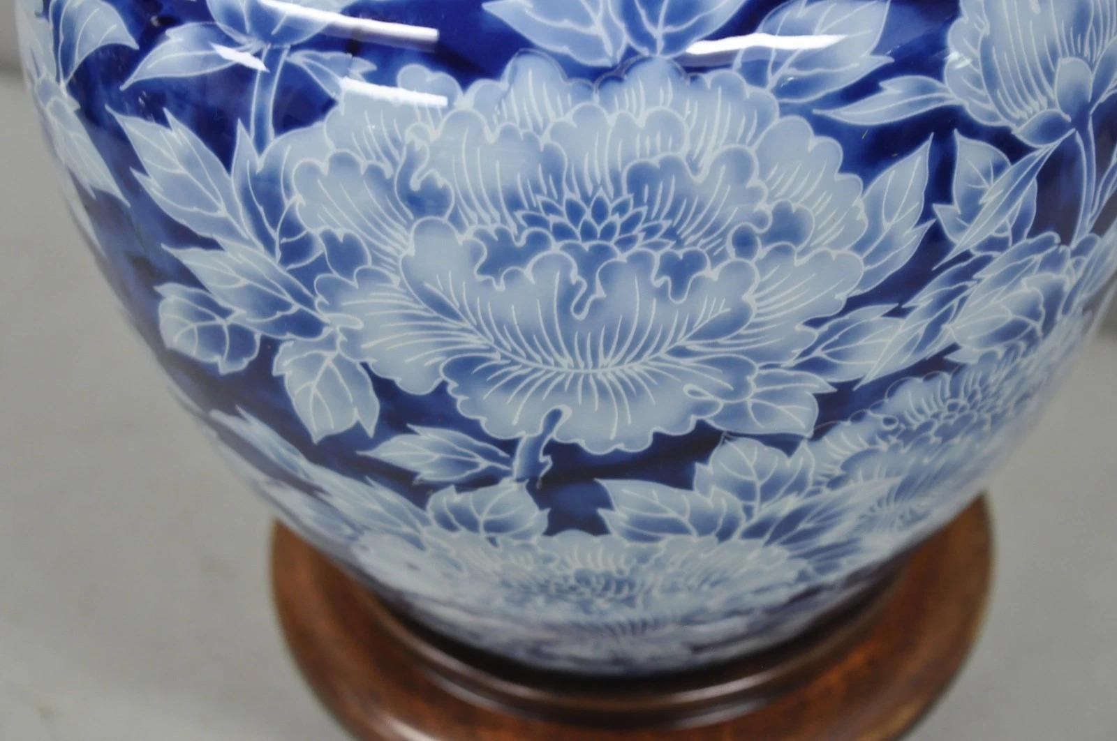 20th Century Vintage Chinoiserie Blue White Porcelain Flowers Oriental Ginger Jar Table Lamp For Sale