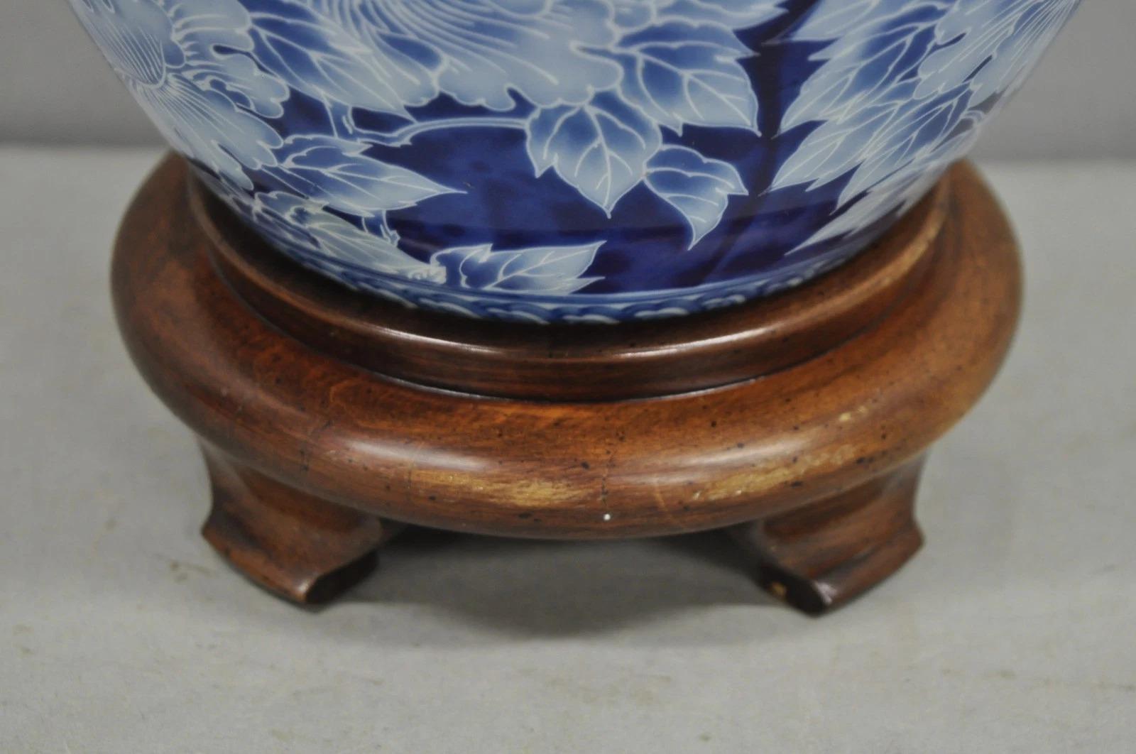 Vintage Chinoiserie Blue White Porcelain Flowers Oriental Ginger Jar Table Lamp For Sale 1