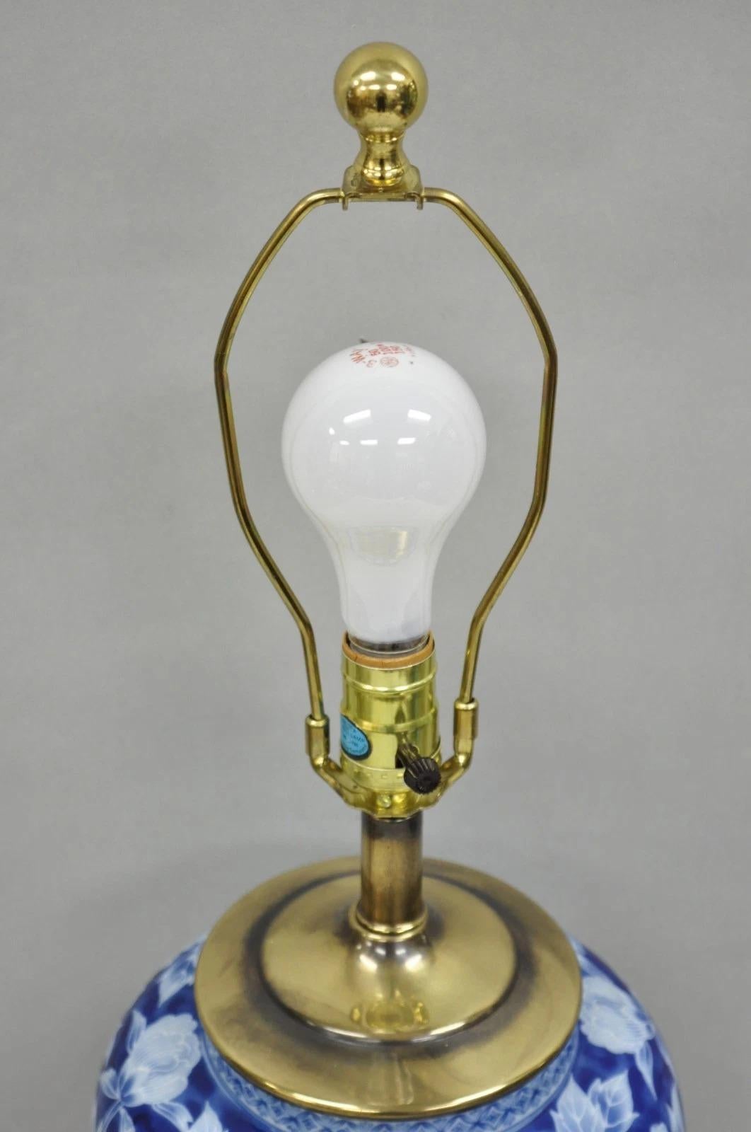 Vintage Chinoiserie Blue White Porcelain Flowers Oriental Ginger Jar Table Lamp For Sale 2