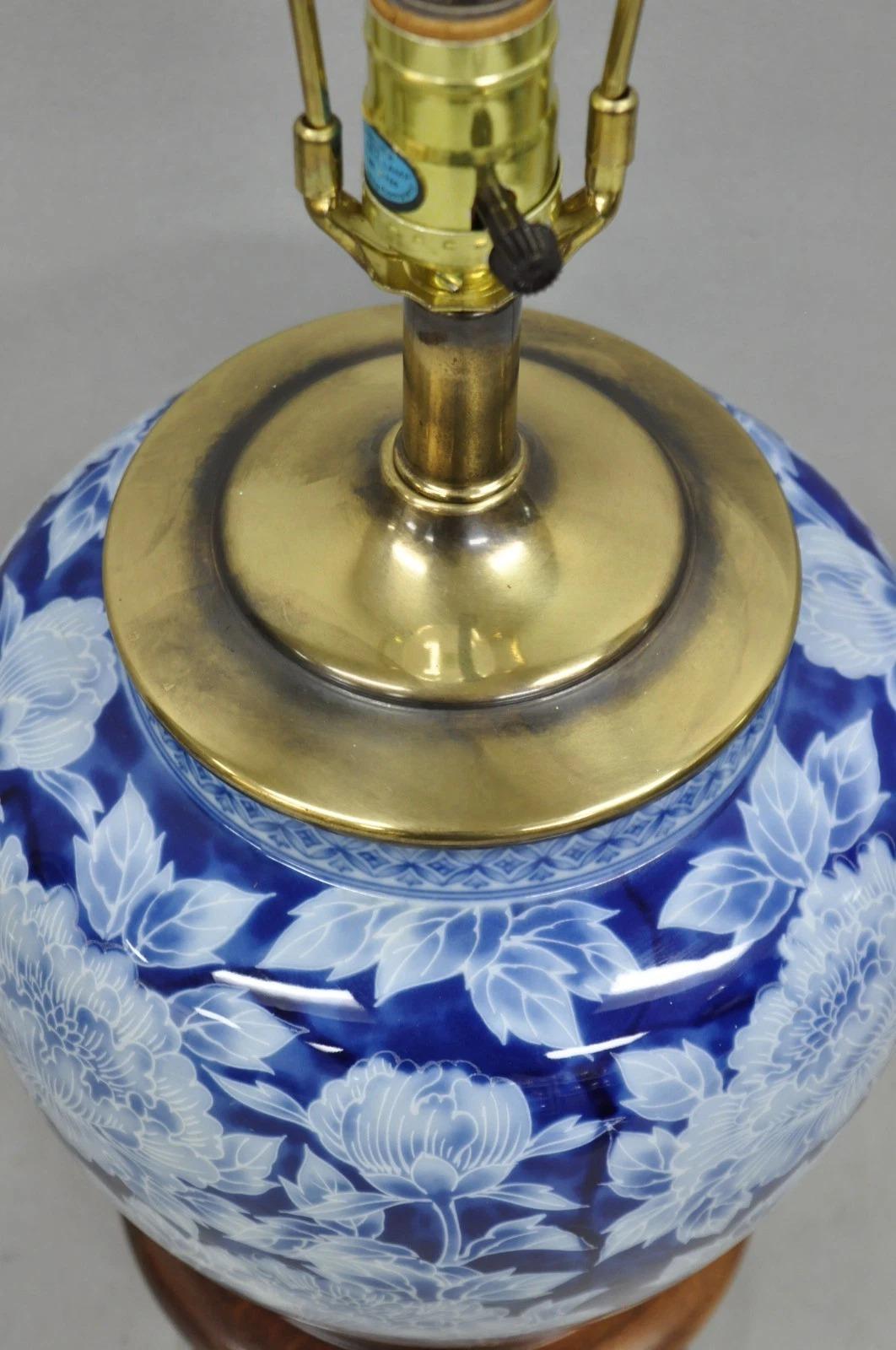 Vintage Chinoiserie Blue White Porcelain Flowers Oriental Ginger Jar Table Lamp For Sale 3