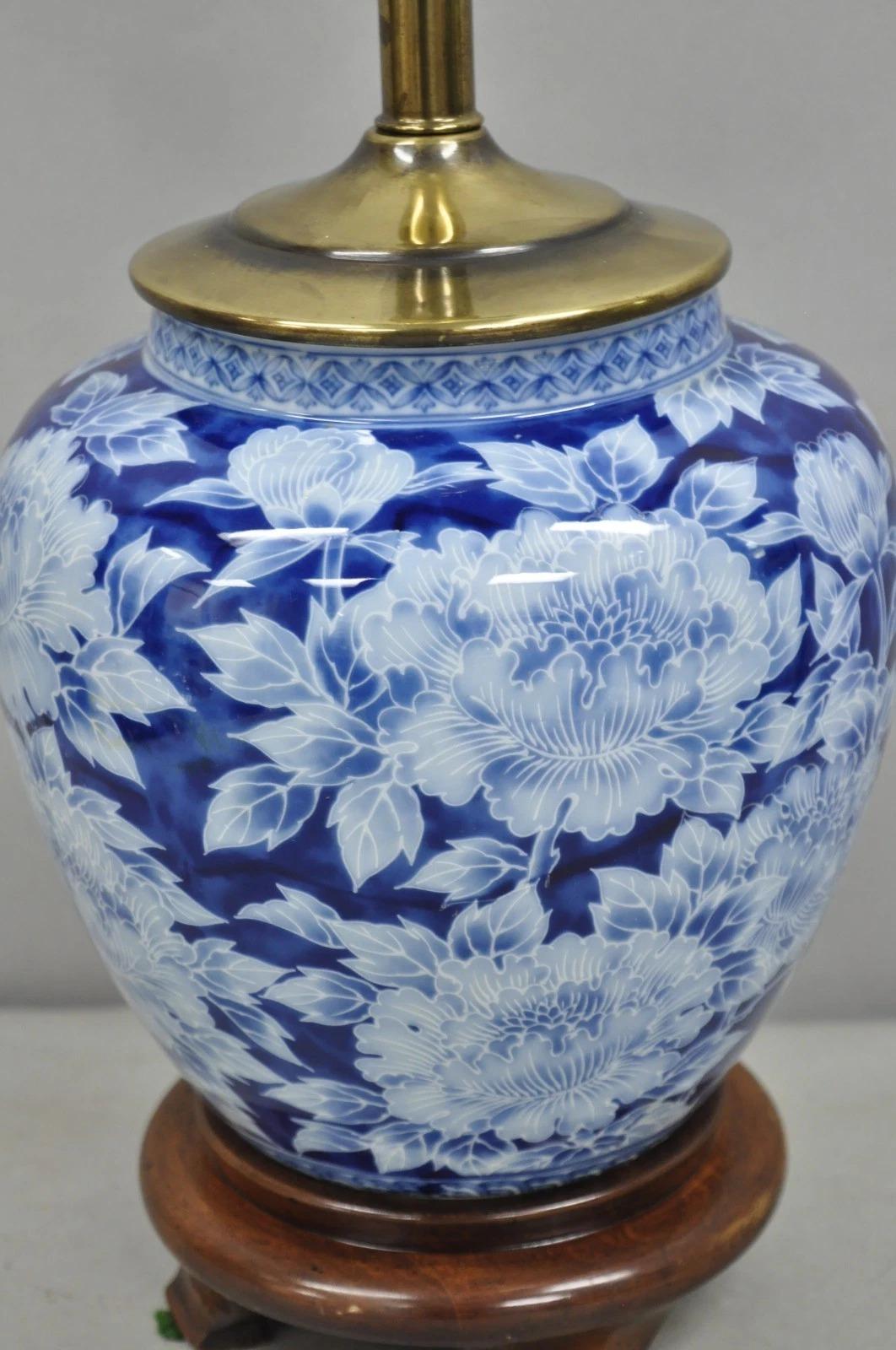 Vintage Chinoiserie Blue White Porcelain Flowers Oriental Ginger Jar Table Lamp For Sale 4