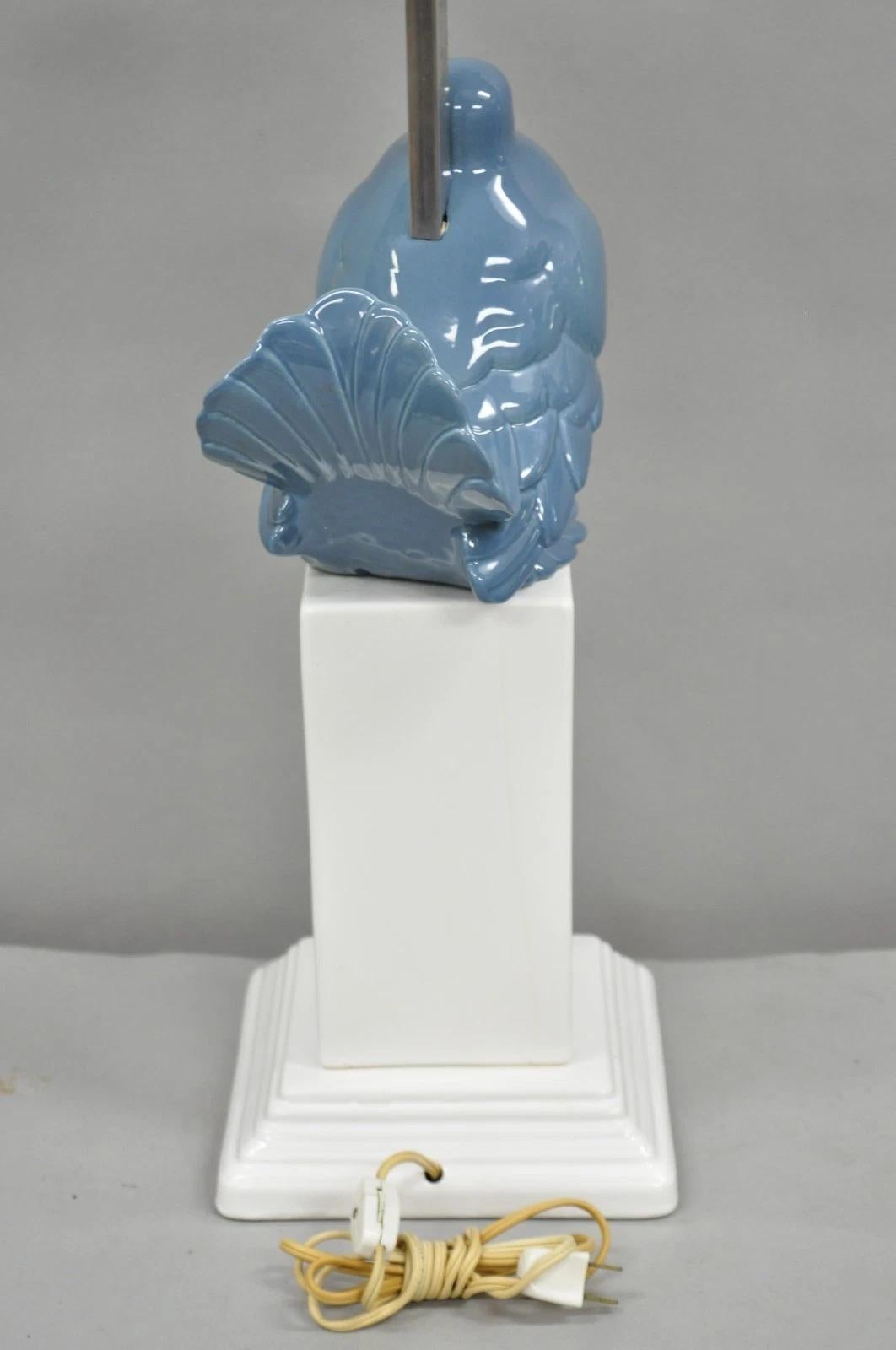Lampe de table vintage Chinoiserie Bleu Blanc Porcelaine Hollywood Regency Colombe Oiseau en vente 3