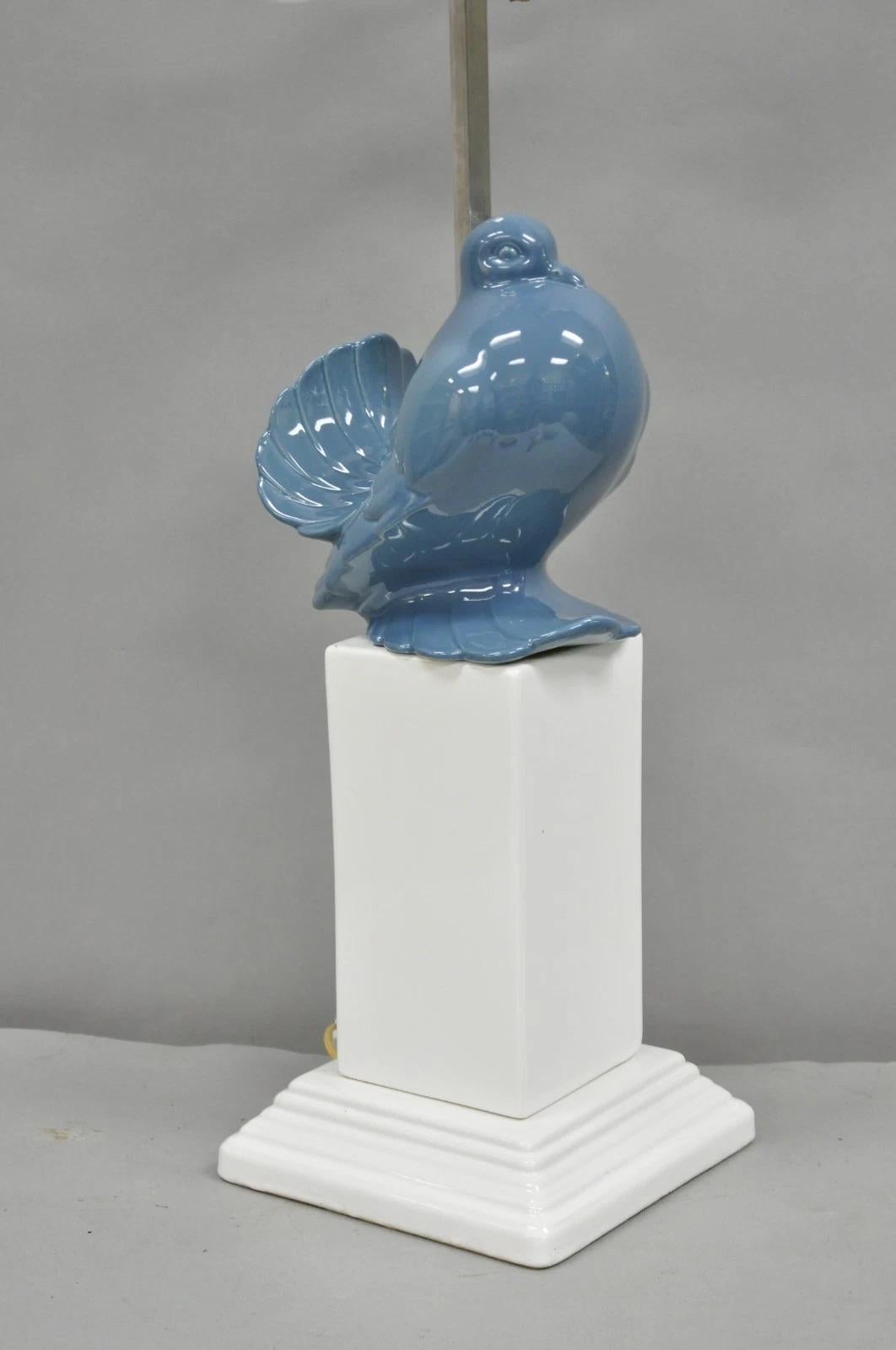 Lampe de table vintage Chinoiserie Bleu Blanc Porcelaine Hollywood Regency Colombe Oiseau en vente 5