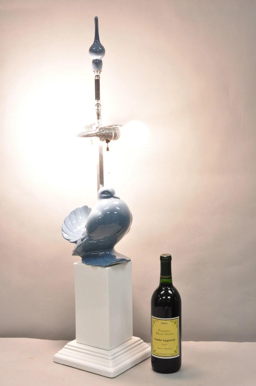 Lampe de table vintage Chinoiserie bleu et blanc en porcelaine Hollywood Regency Colombe Oiseau. Circa Late 20th Century. Dimensions : 34