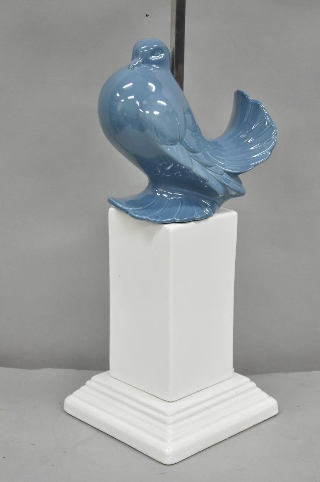 Chinoiseries Lampe de table vintage Chinoiserie Bleu Blanc Porcelaine Hollywood Regency Colombe Oiseau en vente
