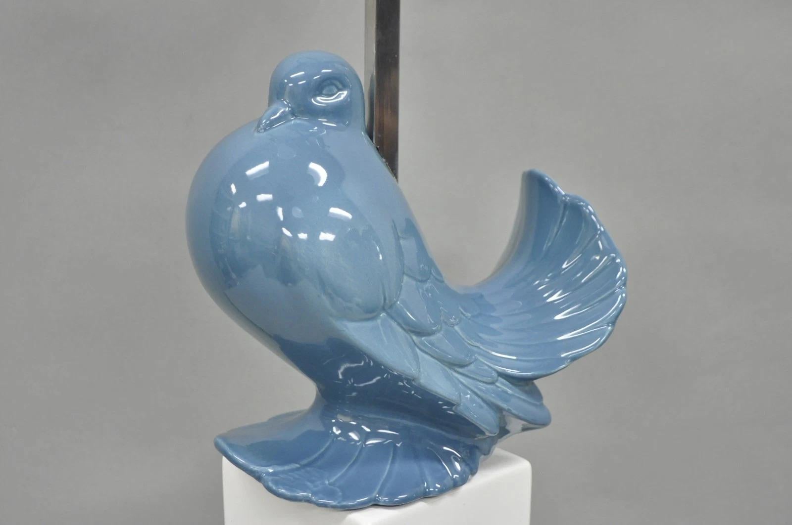 Inconnu Lampe de table vintage Chinoiserie Bleu Blanc Porcelaine Hollywood Regency Colombe Oiseau en vente