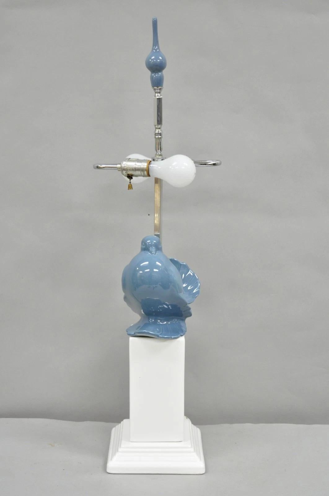 Lampe de table vintage Chinoiserie Bleu Blanc Porcelaine Hollywood Regency Colombe Oiseau Bon état - En vente à Philadelphia, PA