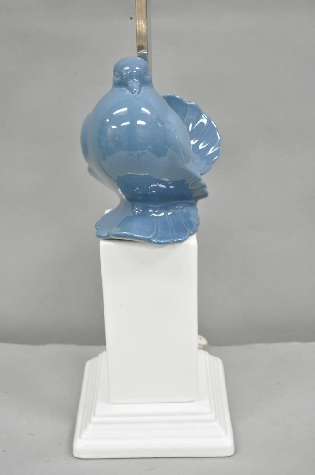 20ième siècle Lampe de table vintage Chinoiserie Bleu Blanc Porcelaine Hollywood Regency Colombe Oiseau en vente