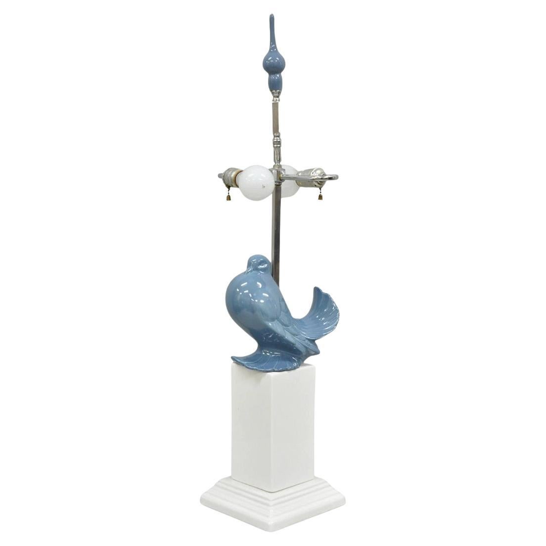 Lampe de table vintage Chinoiserie Bleu Blanc Porcelaine Hollywood Regency Colombe Oiseau en vente