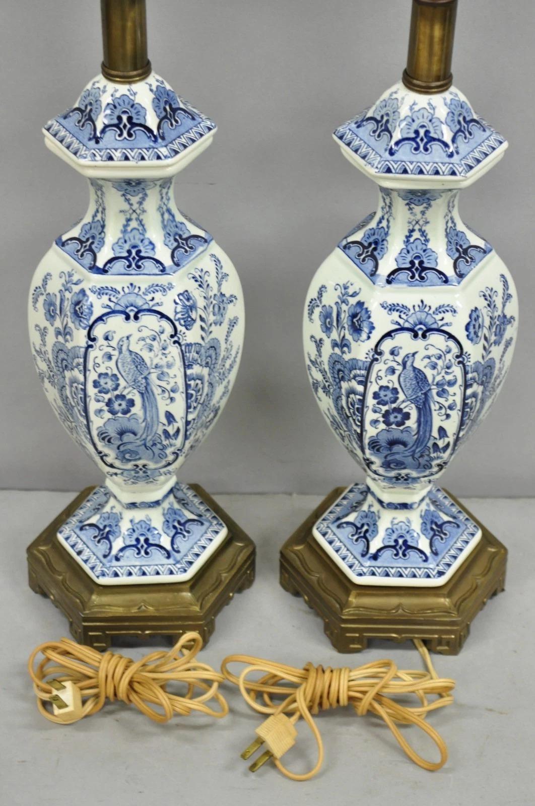 Lampade da tavolo dipinte con uccelli a urna in porcellana bianca e blu di Chinoiserie d'epoca - una coppia in vendita 3