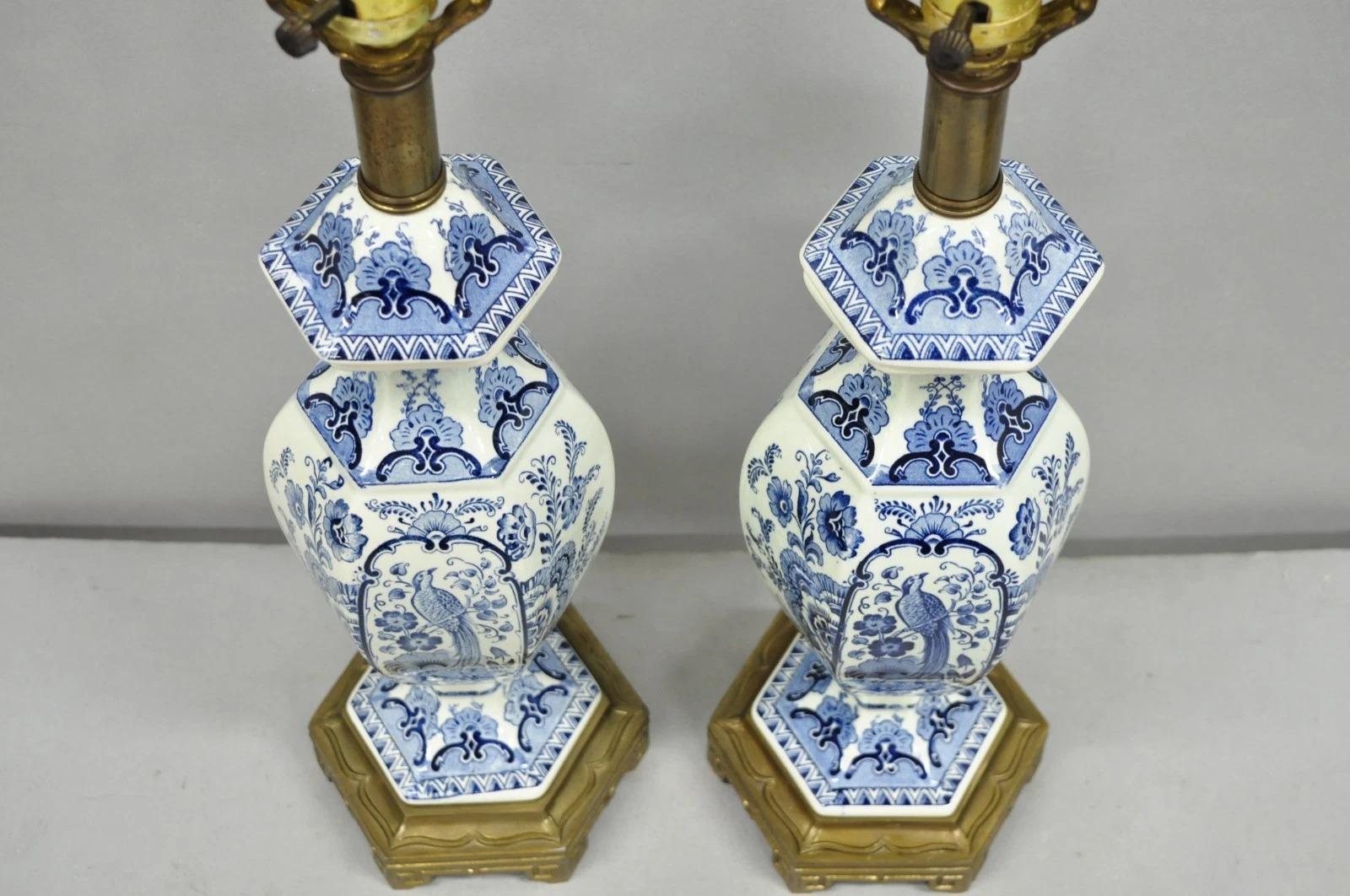 Lampade da tavolo dipinte con uccelli a urna in porcellana bianca e blu di Chinoiserie d'epoca - una coppia in vendita 4