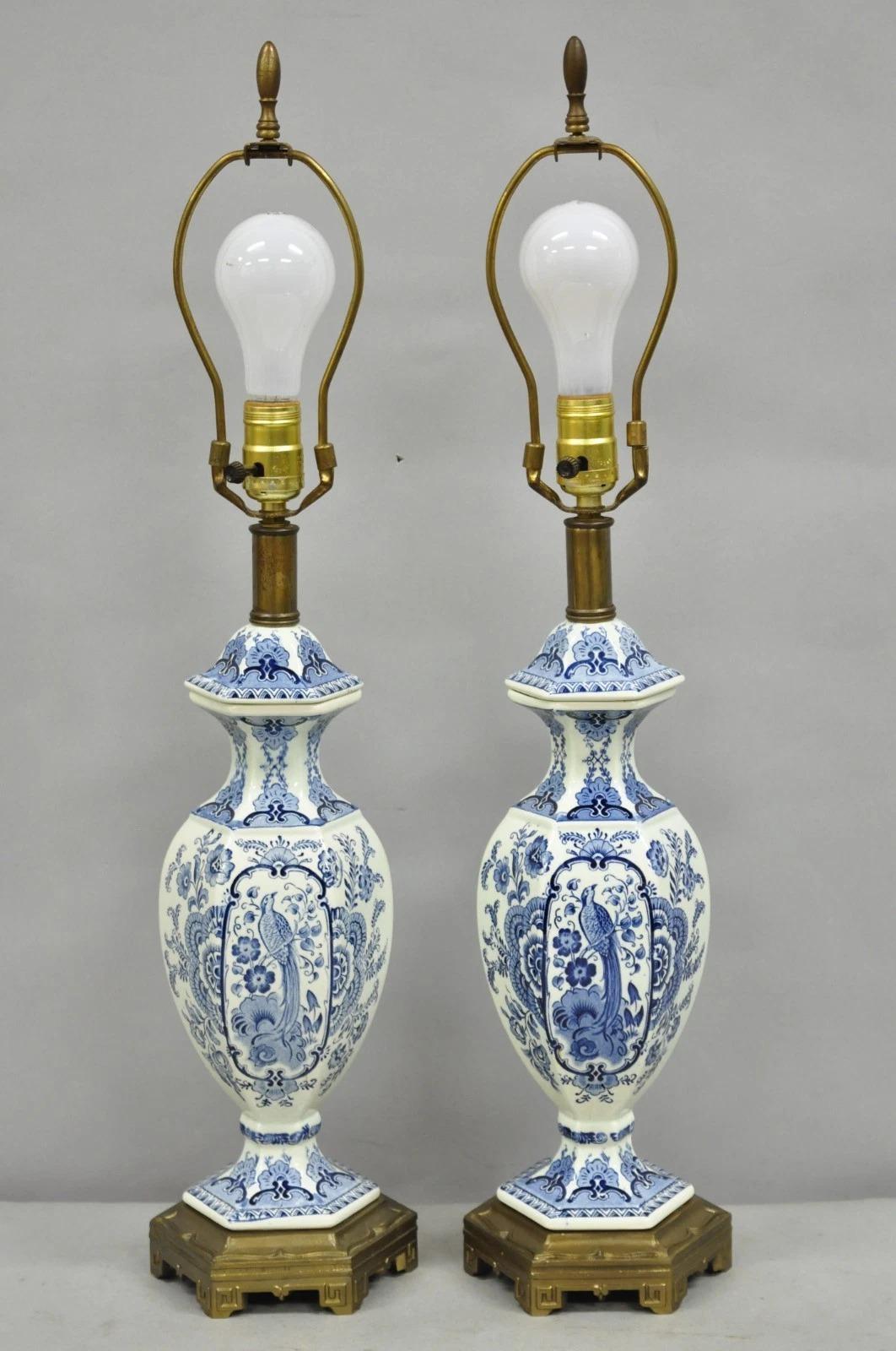Lampade da tavolo dipinte con uccelli a urna in porcellana bianca e blu di Chinoiserie d'epoca - una coppia in vendita 5