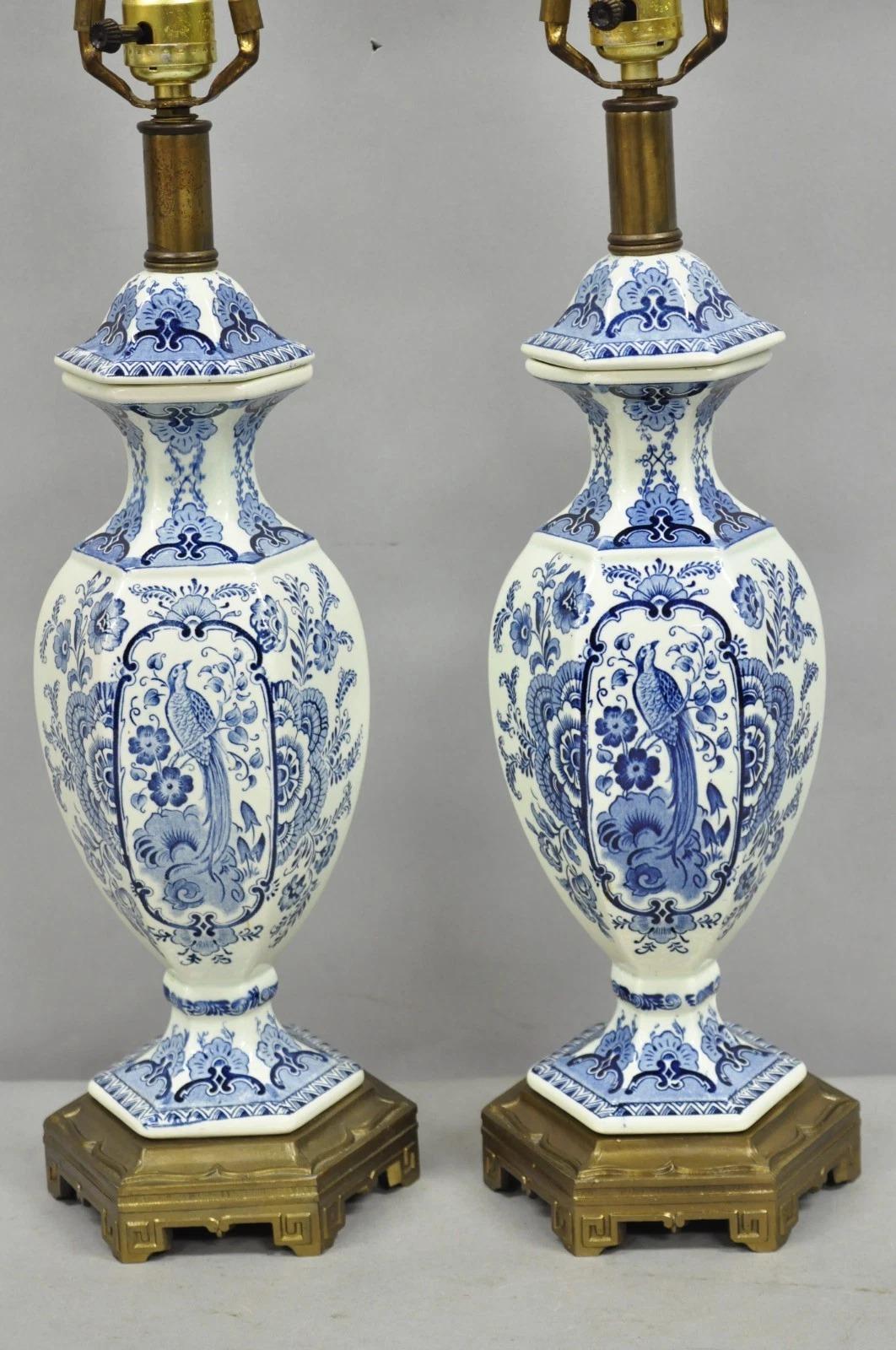 Cineserie Lampade da tavolo dipinte con uccelli a urna in porcellana bianca e blu di Chinoiserie d'epoca - una coppia in vendita