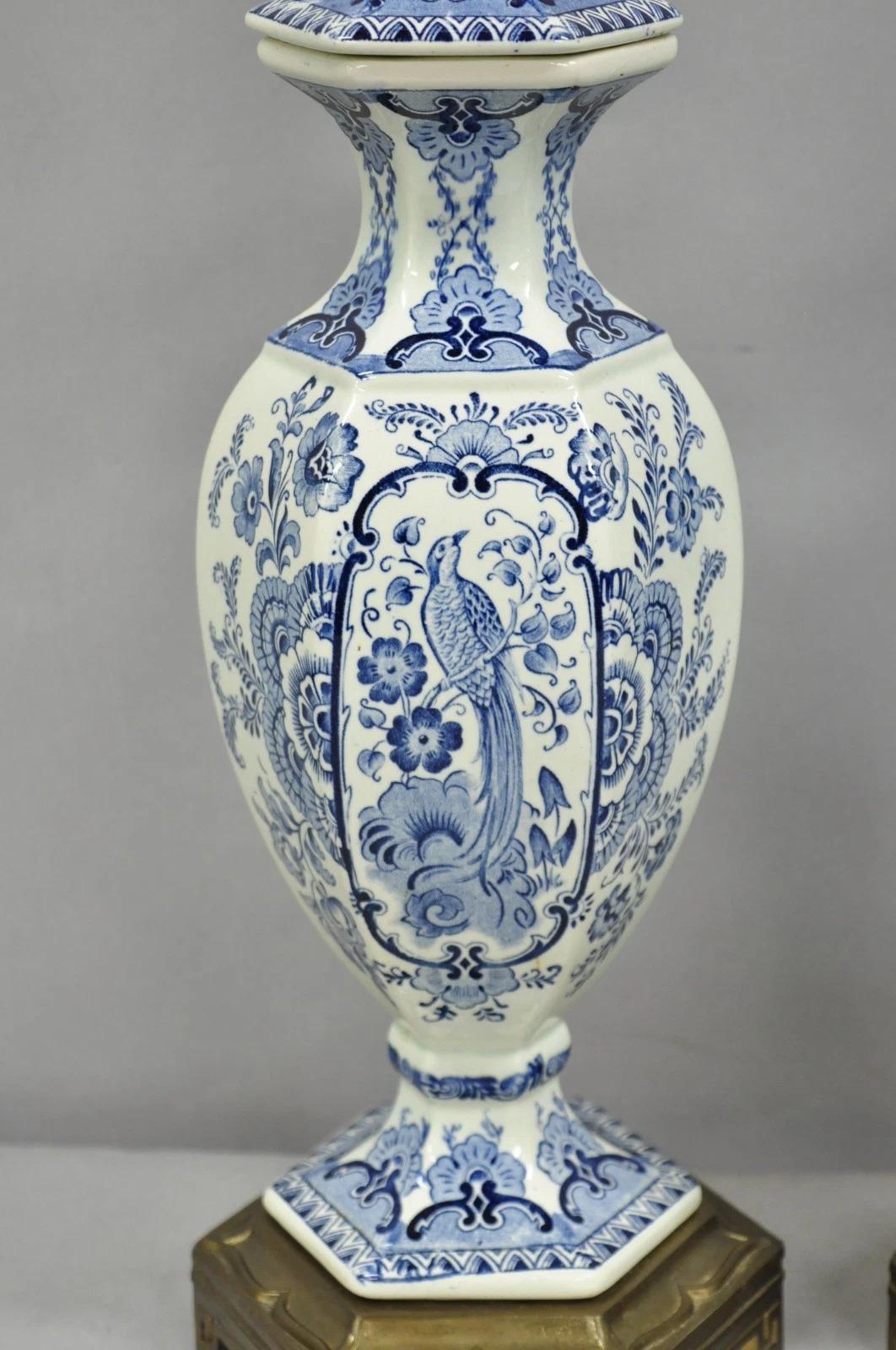 Sconosciuto Lampade da tavolo dipinte con uccelli a urna in porcellana bianca e blu di Chinoiserie d'epoca - una coppia in vendita