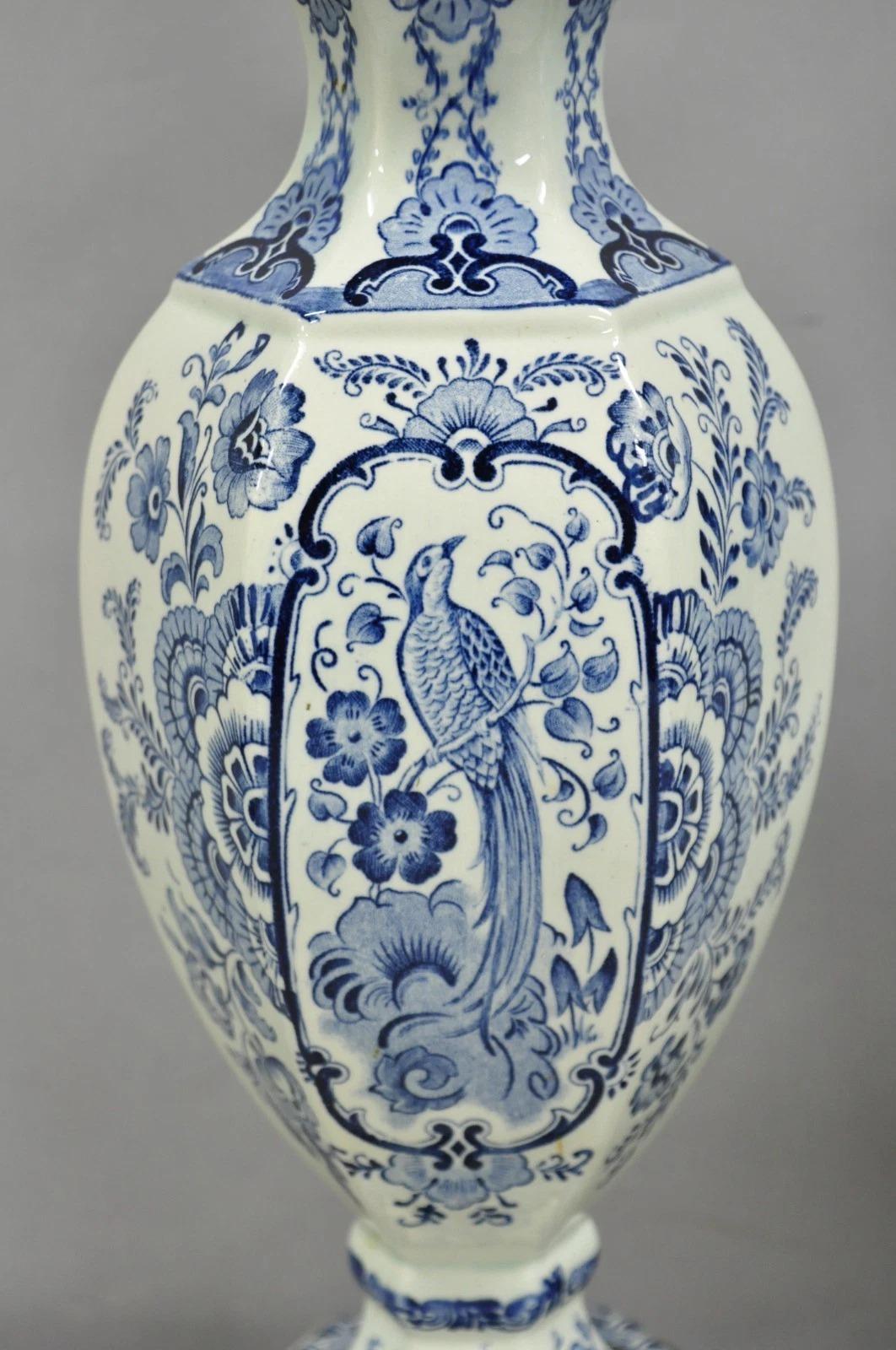Lampade da tavolo dipinte con uccelli a urna in porcellana bianca e blu di Chinoiserie d'epoca - una coppia In condizioni buone in vendita a Philadelphia, PA