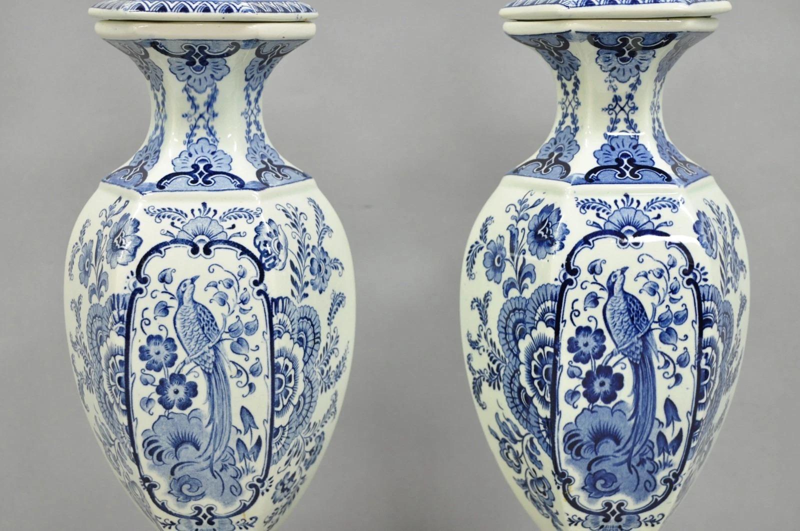 XX secolo Lampade da tavolo dipinte con uccelli a urna in porcellana bianca e blu di Chinoiserie d'epoca - una coppia in vendita