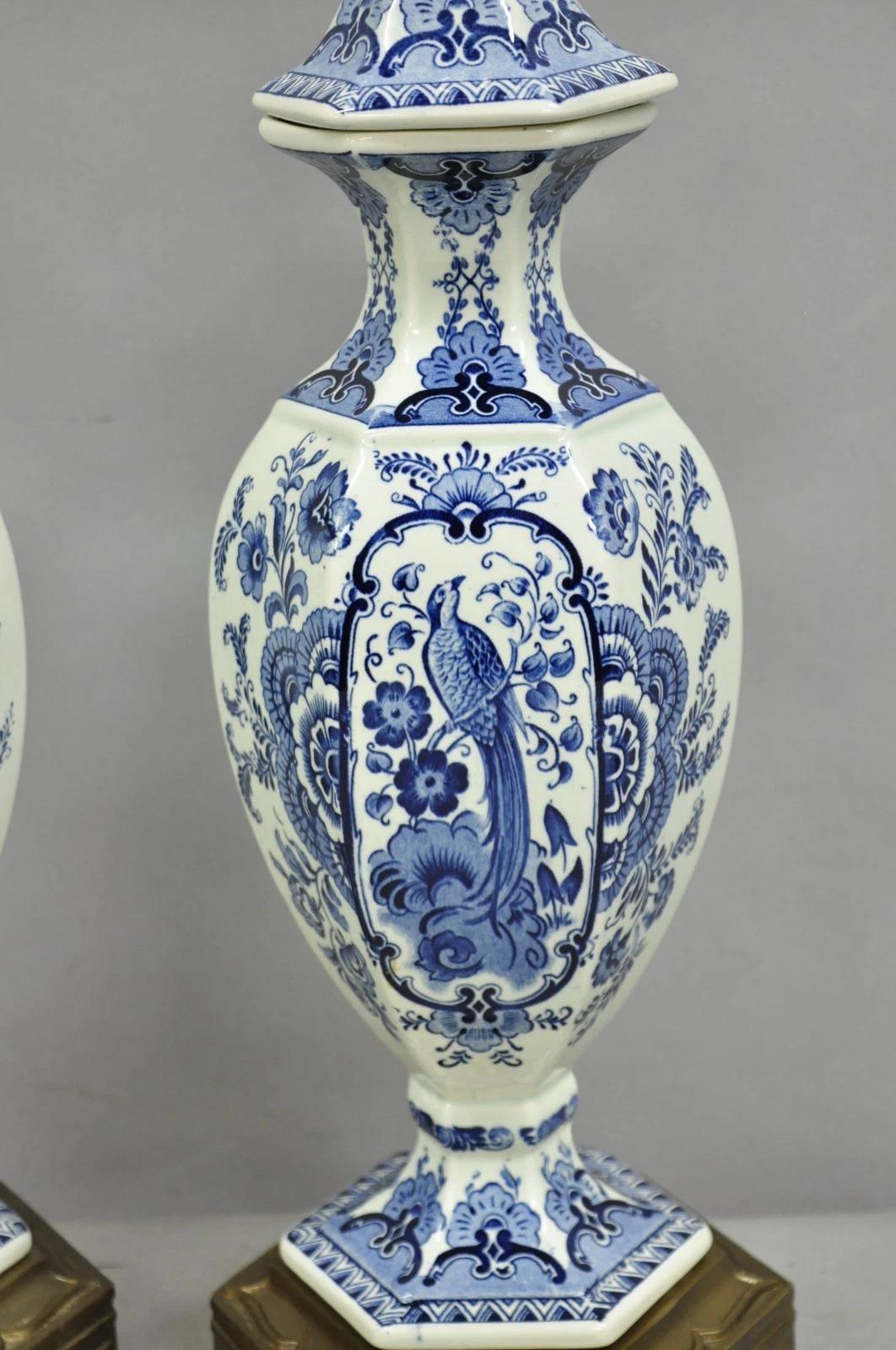 Metallo Lampade da tavolo dipinte con uccelli a urna in porcellana bianca e blu di Chinoiserie d'epoca - una coppia in vendita