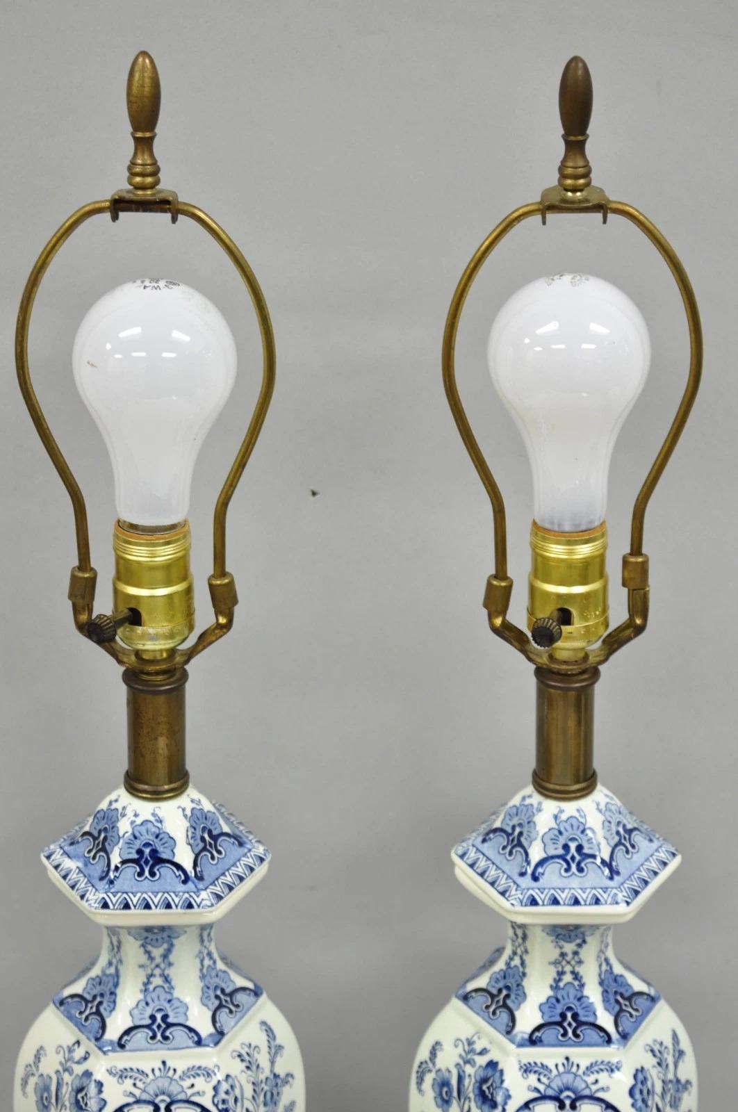 Lampade da tavolo dipinte con uccelli a urna in porcellana bianca e blu di Chinoiserie d'epoca - una coppia in vendita 1