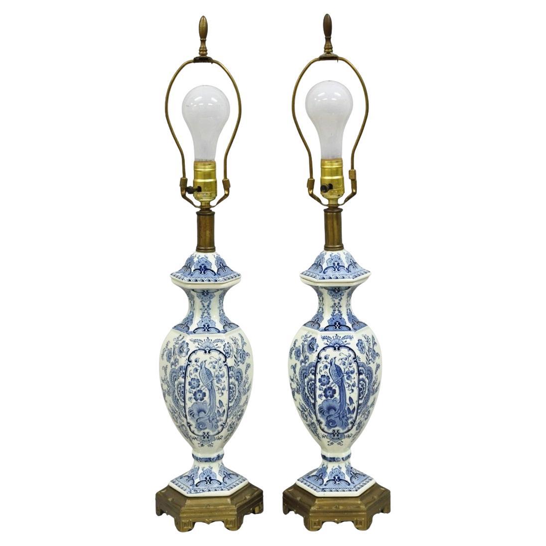Lámparas de mesa vintage de porcelana azul y blanca pintadas con pájaros - un par