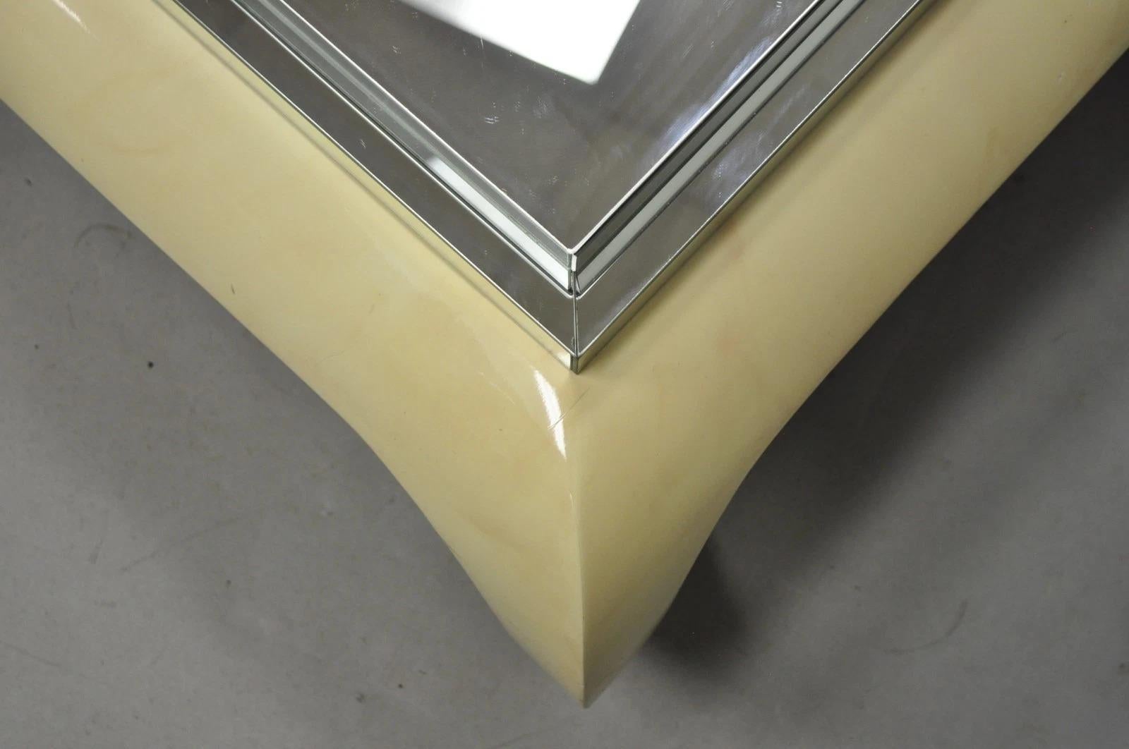20th Century Vintage Chinoiserie Bone Lacquered Oriental Ming Style Mirrored Coffee Table For Sale
