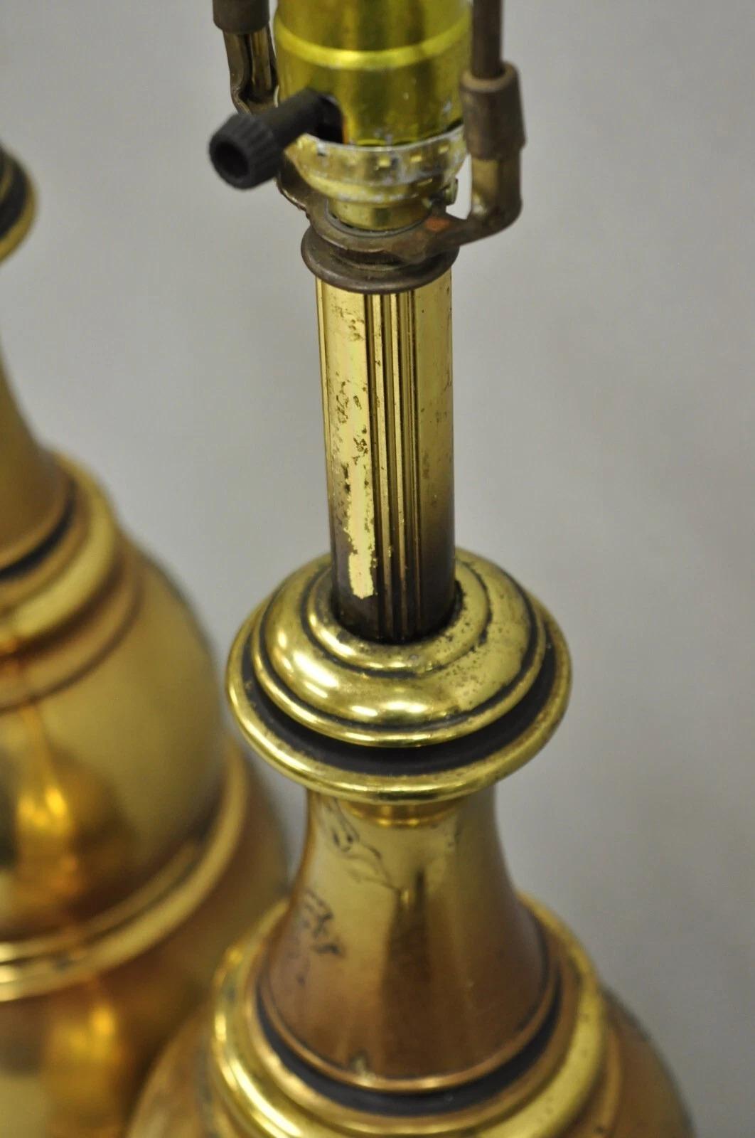 Vintage Chinoiserie Messing gestapelt Bienenstock Tischlampen mit floralen Ätzen - Paar im Angebot 5