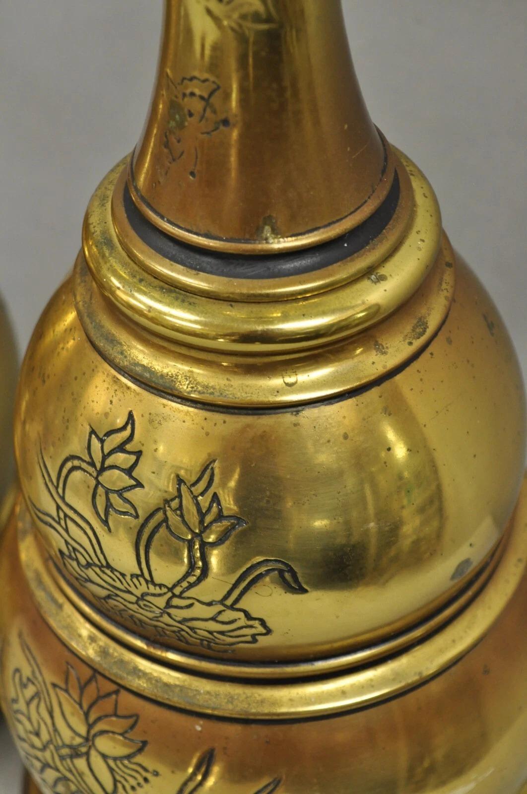 Vintage Chinoiserie Messing gestapelt Bienenstock Tischlampen mit floralen Ätzen - Paar im Angebot 6