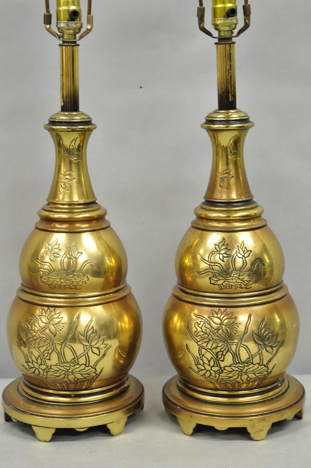 Vintage Chinoiserie Messing gestapelt Bienenstock Tischlampen mit floralen Ätzen - Paar im Angebot 7