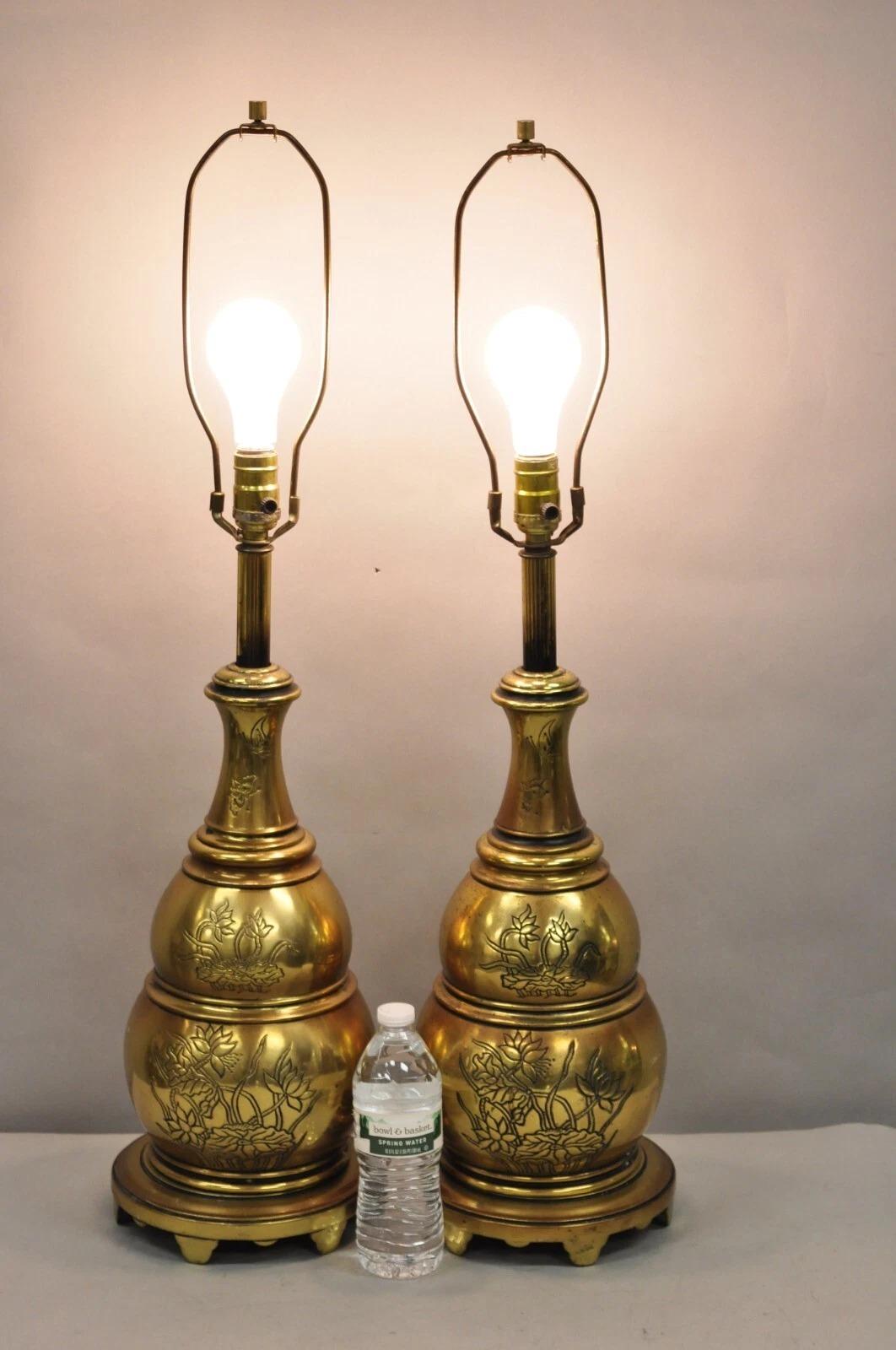 Vintage Chinoiserie Messing gestapelt Beehive Tischlampen mit floralen Ätzen - ein Paar. CIRCA Spätes 20. Jahrhundert. Abmessungen: 33,5