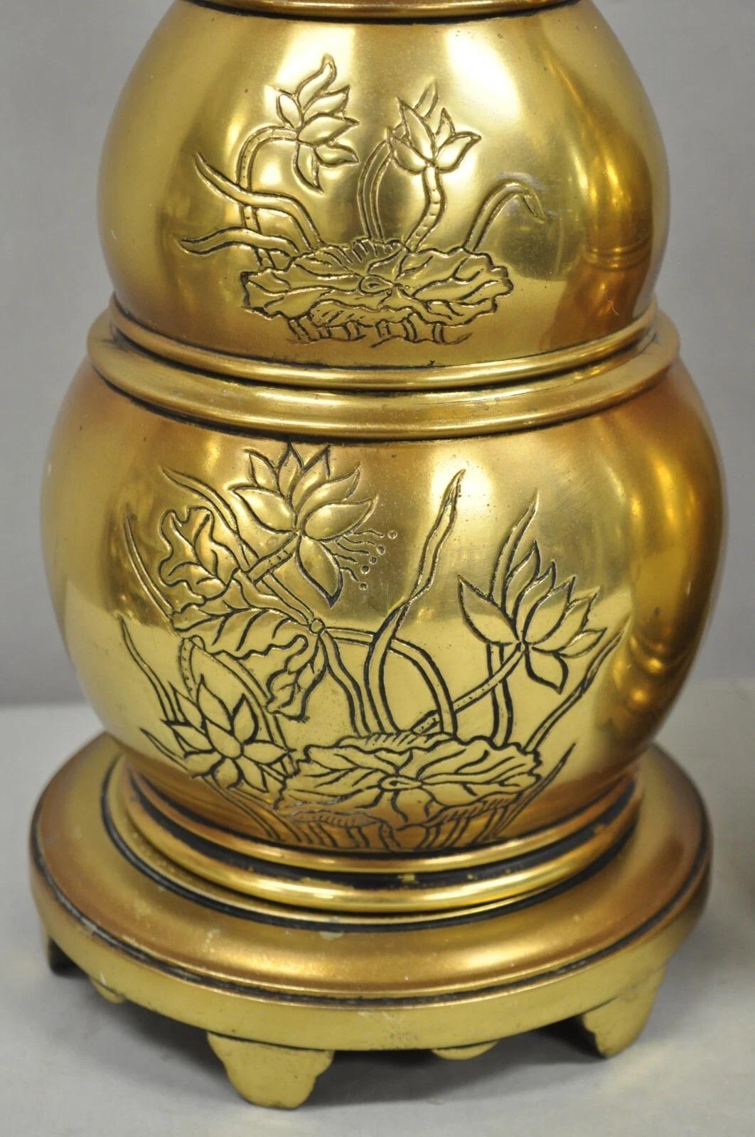 Vintage Chinoiserie Messing gestapelt Bienenstock Tischlampen mit floralen Ätzen - Paar im Zustand „Gut“ im Angebot in Philadelphia, PA