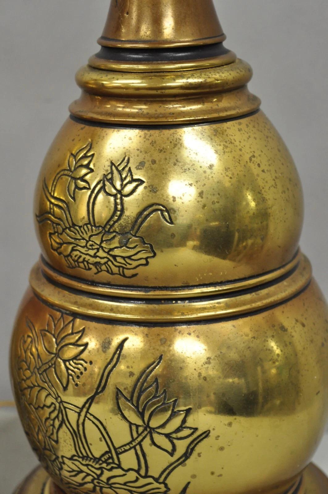 Vintage Chinoiserie Messing gestapelt Bienenstock Tischlampen mit floralen Ätzen - Paar im Angebot 1