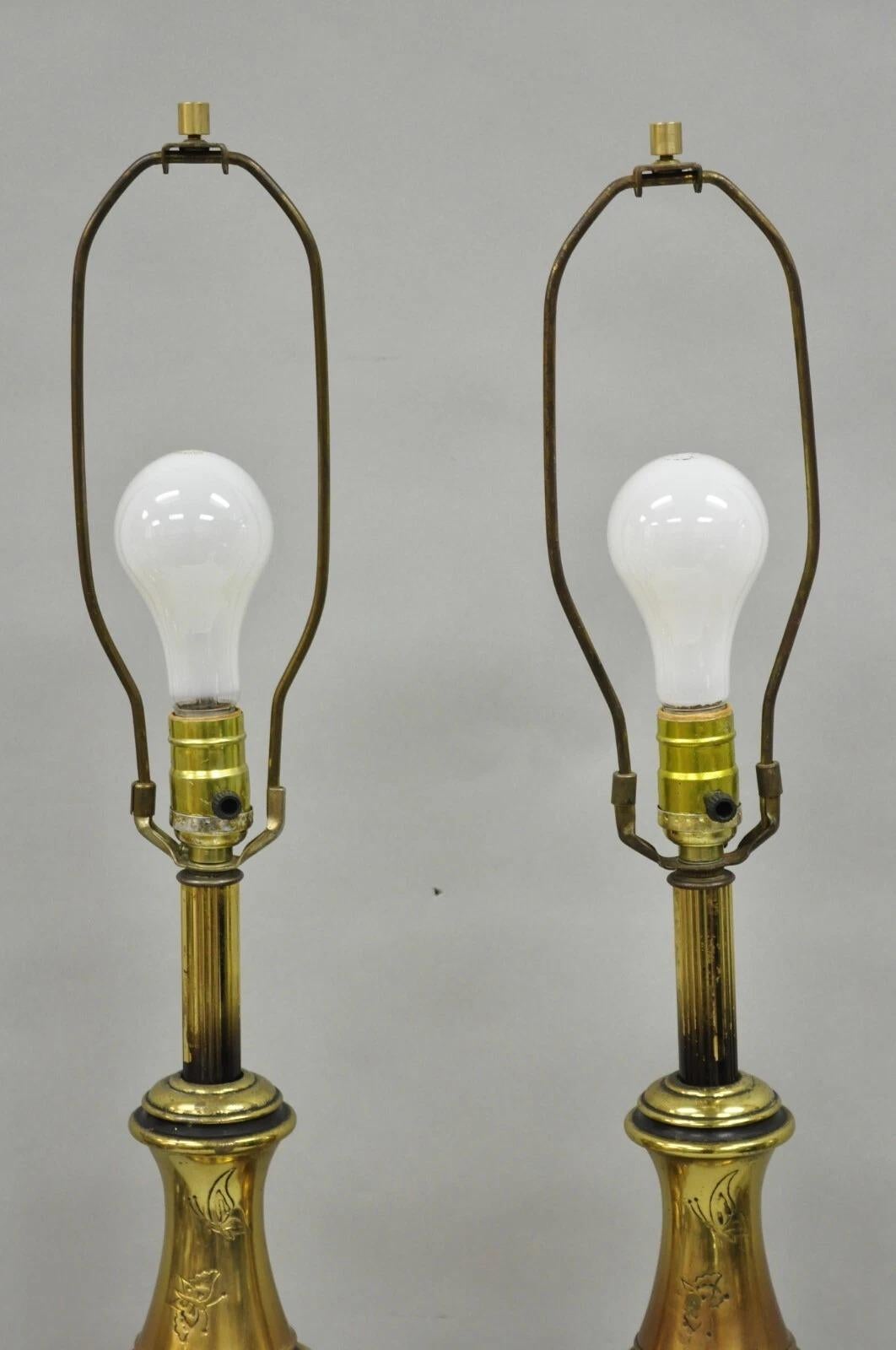 Vintage Chinoiserie Messing gestapelt Bienenstock Tischlampen mit floralen Ätzen - Paar im Angebot 4