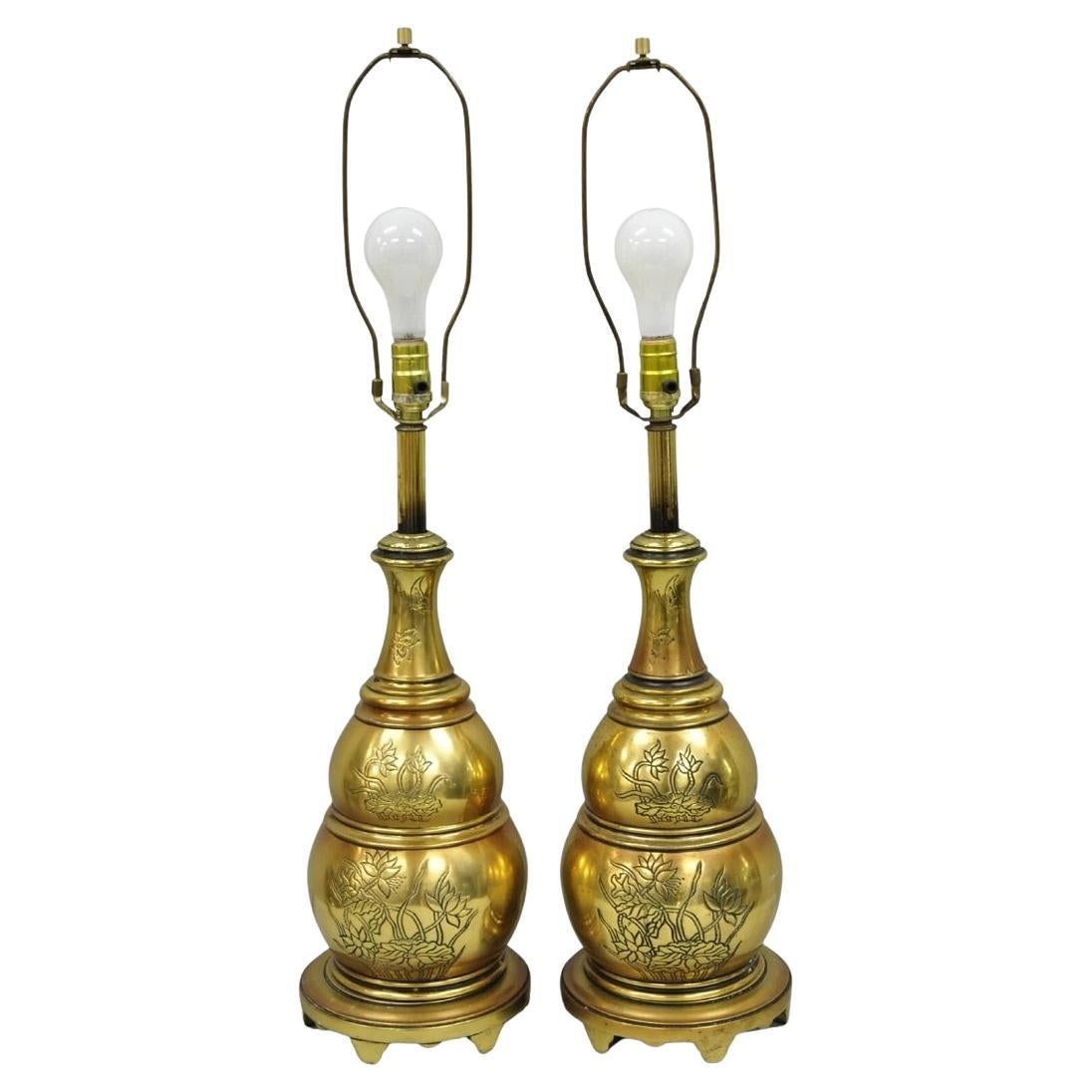 Vintage Chinoiserie Messing gestapelt Bienenstock Tischlampen mit floralen Ätzen - Paar im Angebot