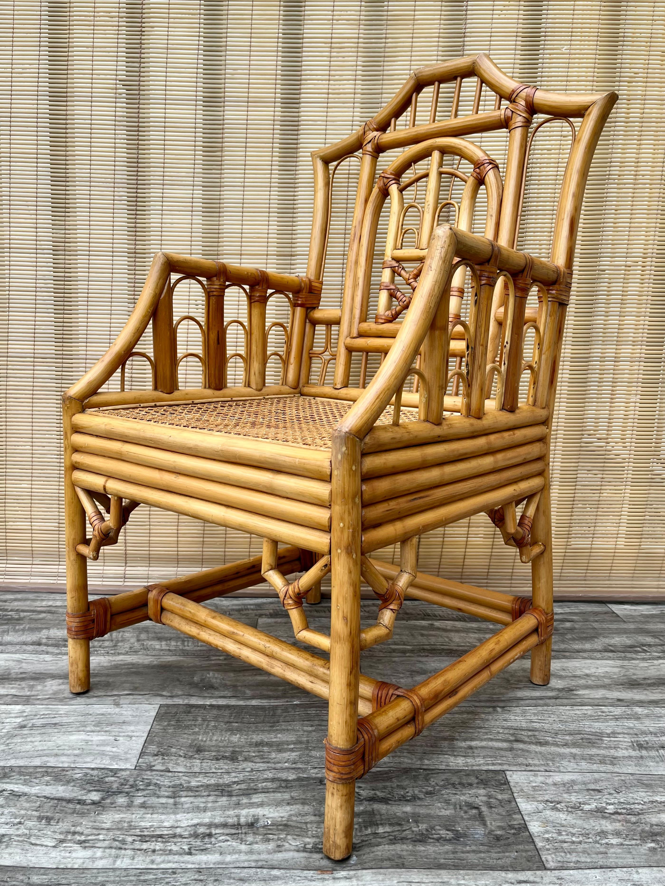Chaise d'appoint Vintage Chinoiserie By Pavilion Style Cane avec assise tissée par Mandarin Interiors, Ontario, Canada. Circa 1980 
Cadre géométrique en bambou blond et rotin.
Fauteuil vintage de style Regency Brighton Pavilion en bambou et rotin.