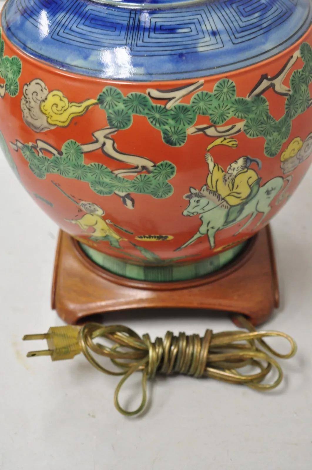 Lampada da tavolo in porcellana bulbosa Chinoiserie d'epoca con figure orientali dipinte in vendita 3