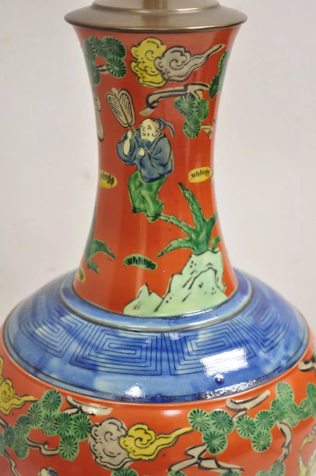 Lampada da tavolo in porcellana bulbosa Chinoiserie d'epoca con figure orientali dipinte In condizioni buone in vendita a Philadelphia, PA