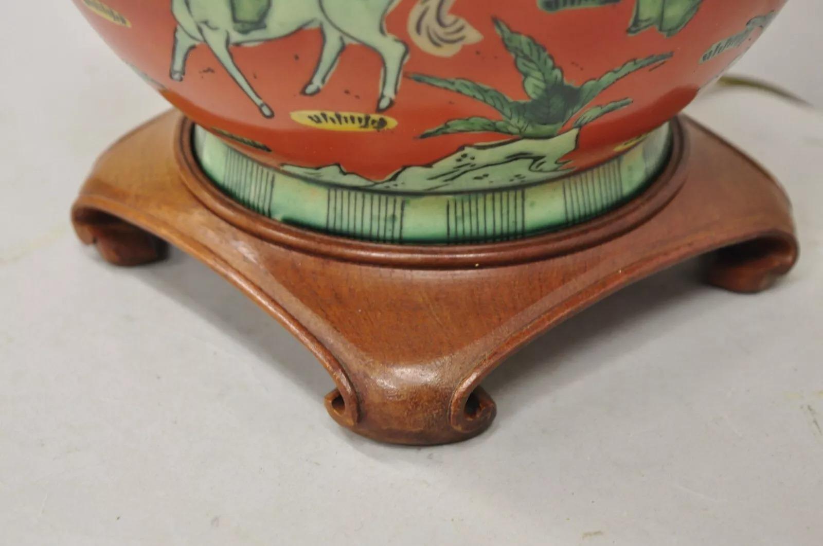 Porcellana Lampada da tavolo in porcellana bulbosa Chinoiserie d'epoca con figure orientali dipinte in vendita