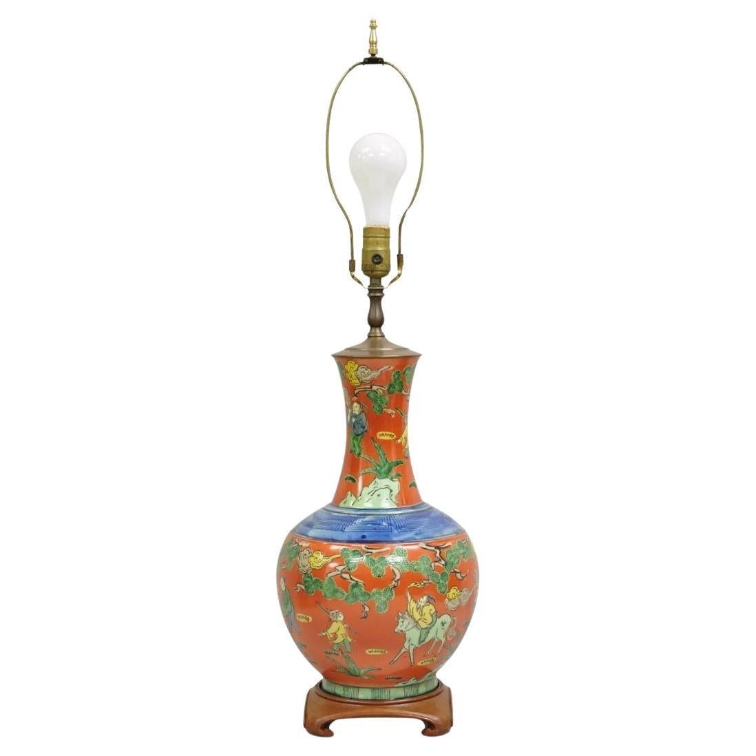Lampada da tavolo in porcellana bulbosa Chinoiserie d'epoca con figure orientali dipinte in vendita