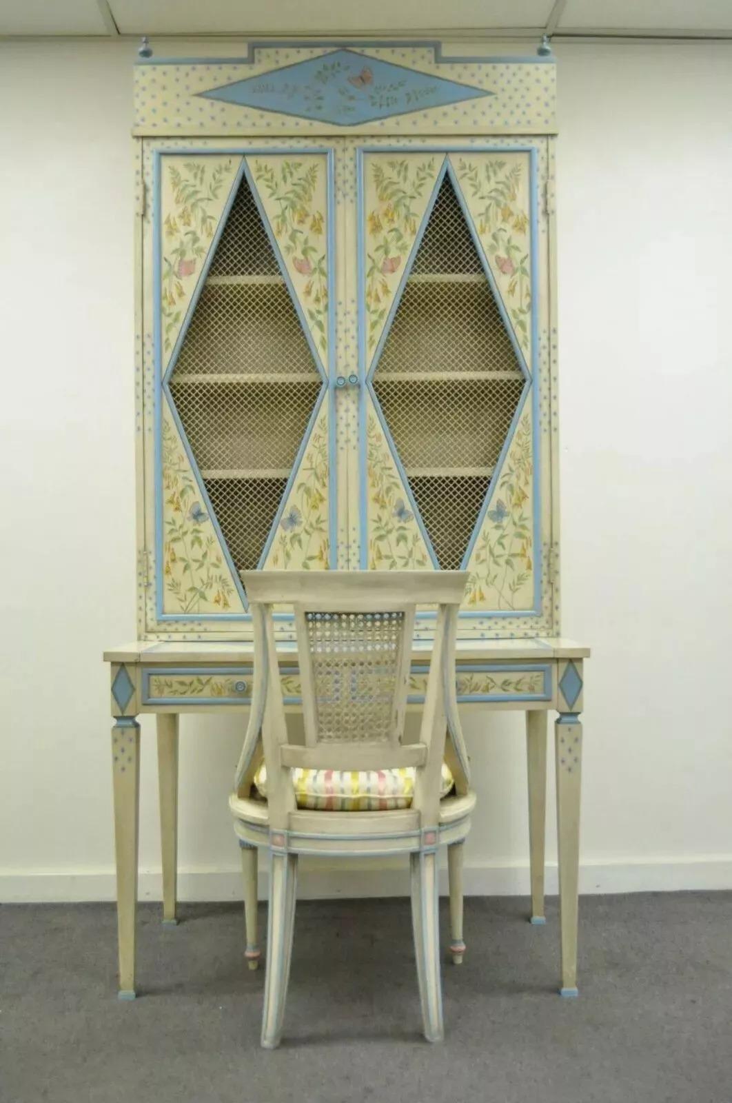 Vintage Chinoiserie Schmetterling & Vogel Custom Painted 2 Stück hoch Sekretär Schreibtisch & Stuhl. Der Sekretär ist blau und cremefarben lackiert und mit komplizierten Vogel- und Blumenmotiven versehen. Beide Stücke haben eine von Louis XVI