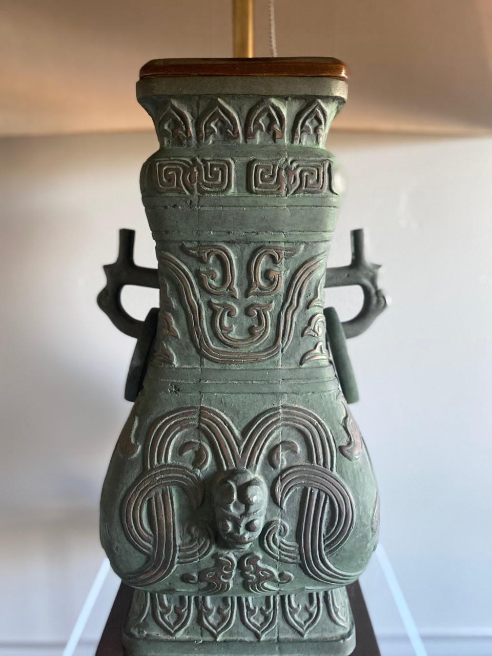 Vintage Chinoiserie-Tischlampe aus Bronzeguss, Italien, Mitte des Jahrhunderts (Mitte des 20. Jahrhunderts) im Angebot