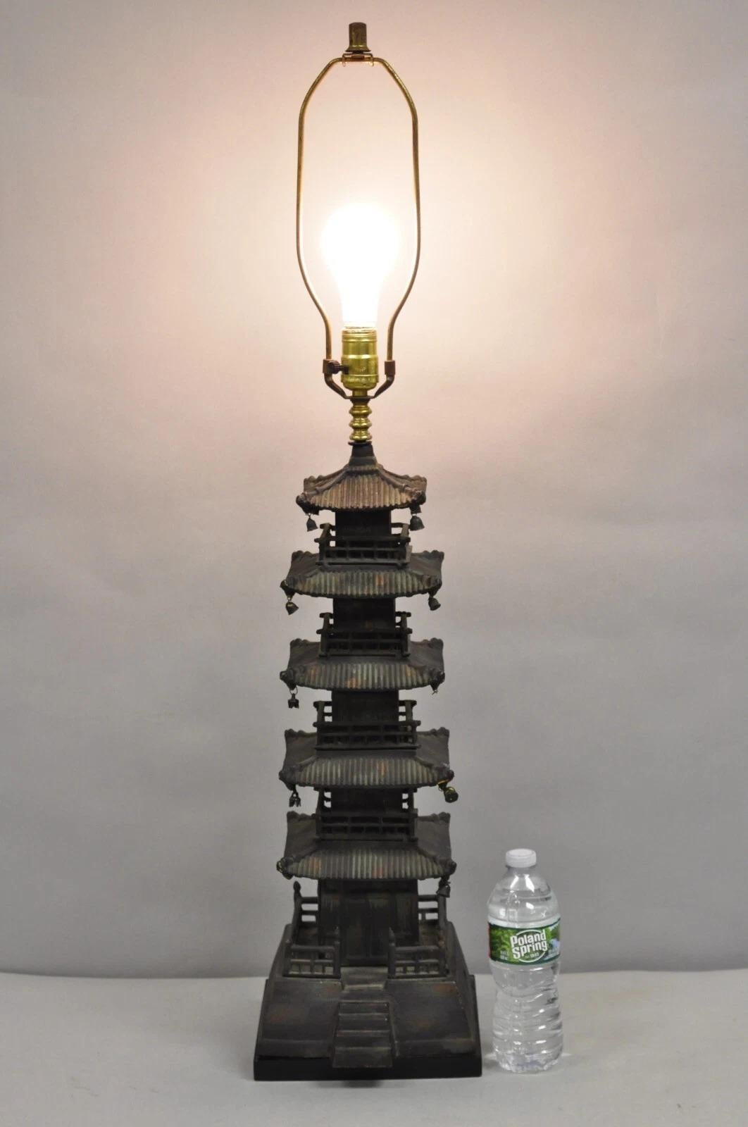 Lámpara de sobremesa vintage de hierro fundido con forma de pagoda budista china en venta 2