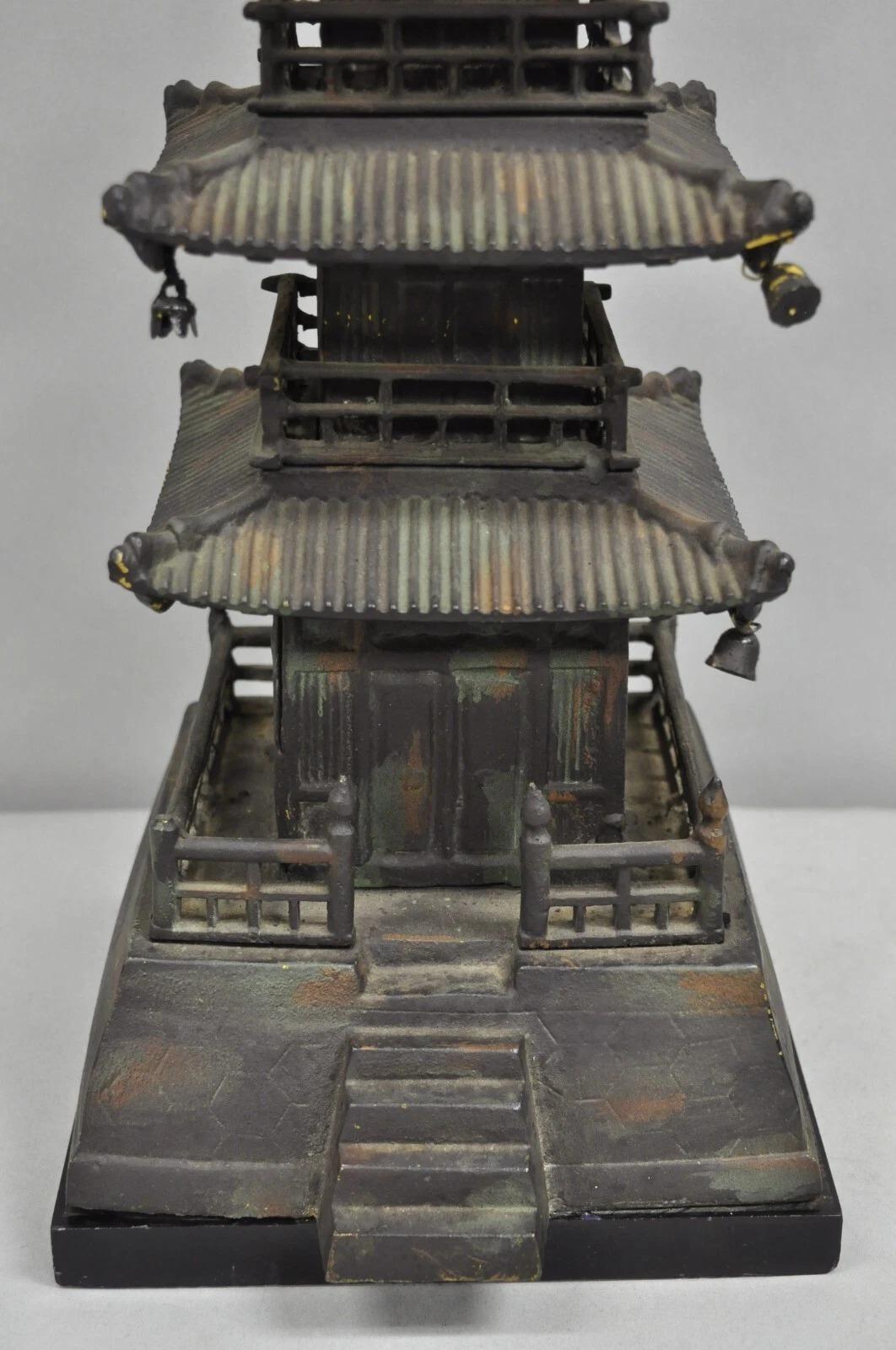 Lámpara de sobremesa vintage de hierro fundido con forma de pagoda budista china en venta 3