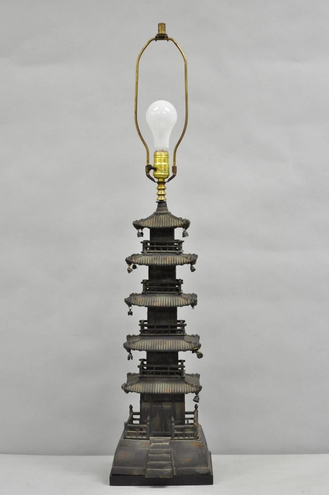 Lámpara de sobremesa vintage de hierro fundido con forma de pagoda budista china en venta 4