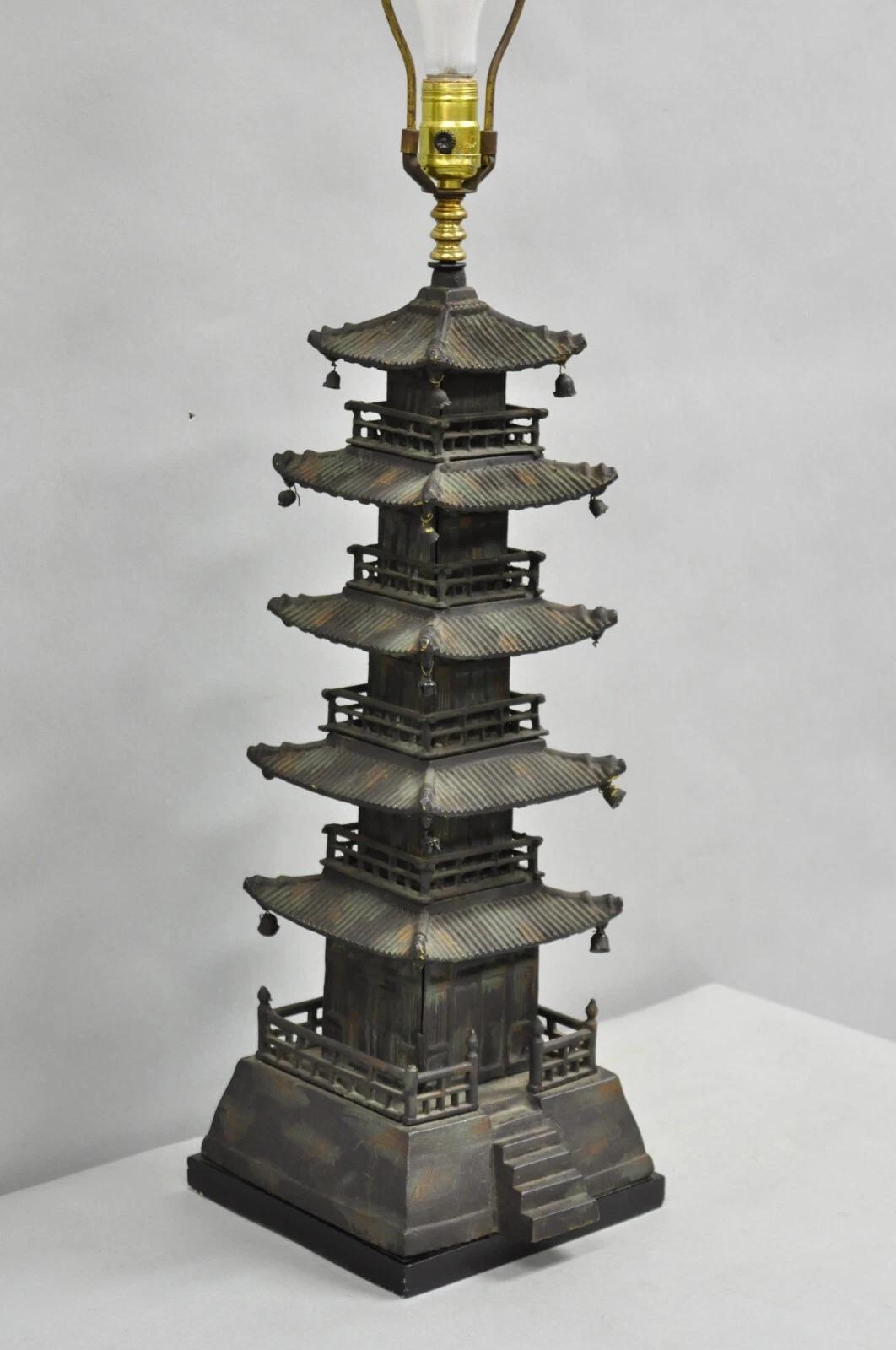 Lámpara de sobremesa vintage de hierro fundido con forma de pagoda budista china y acabado 