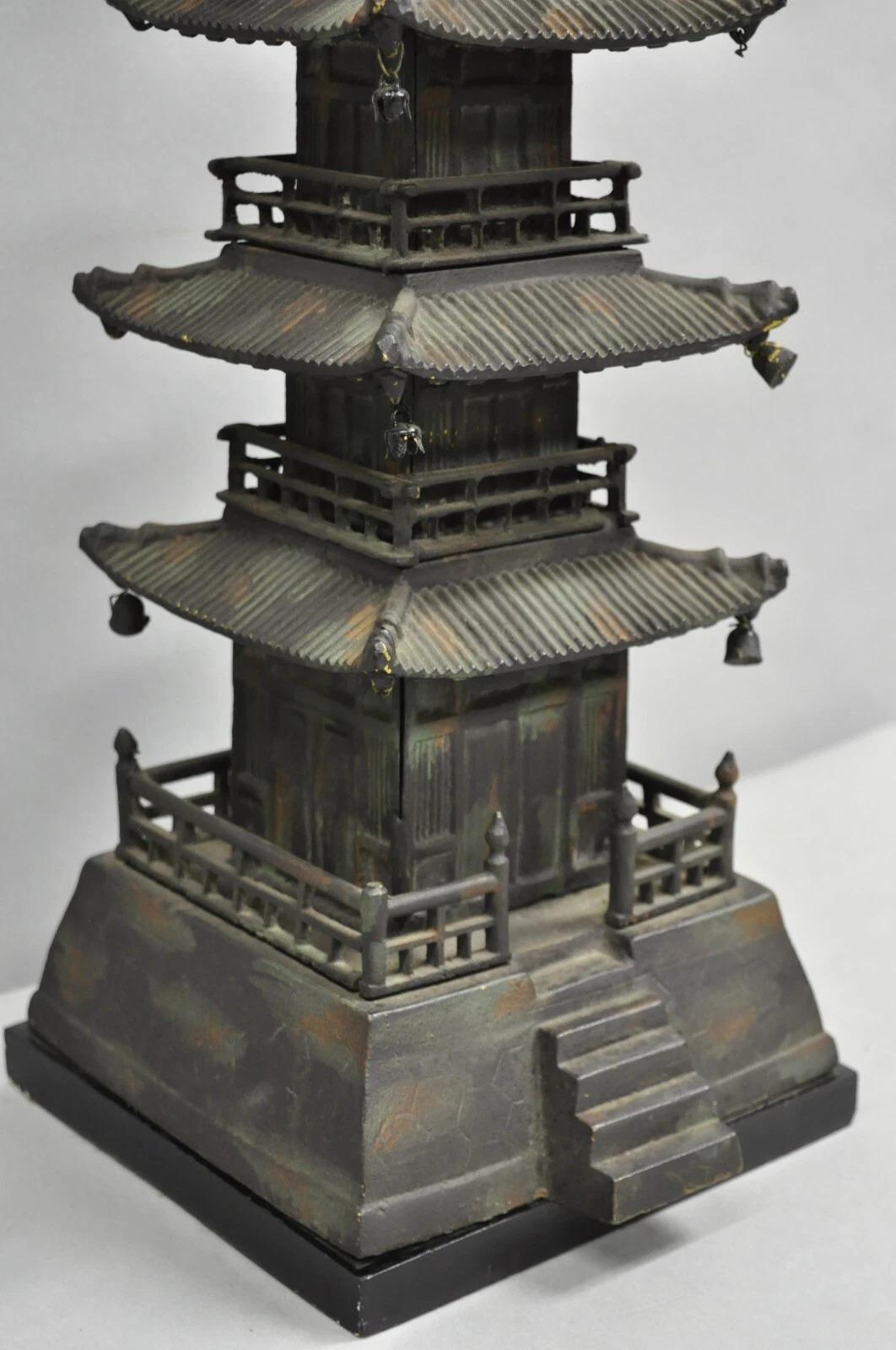 Lámpara de sobremesa vintage de hierro fundido con forma de pagoda budista china Chinoiserie en venta