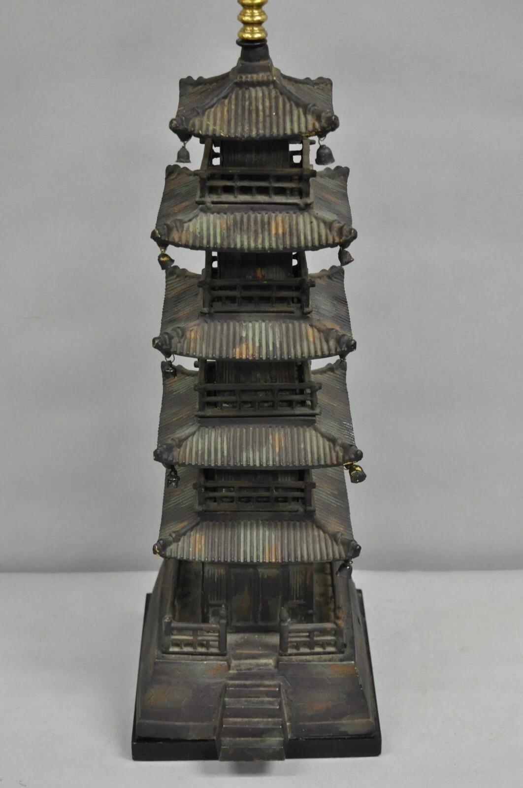 Lámpara de sobremesa vintage de hierro fundido con forma de pagoda budista china Desconocido en venta