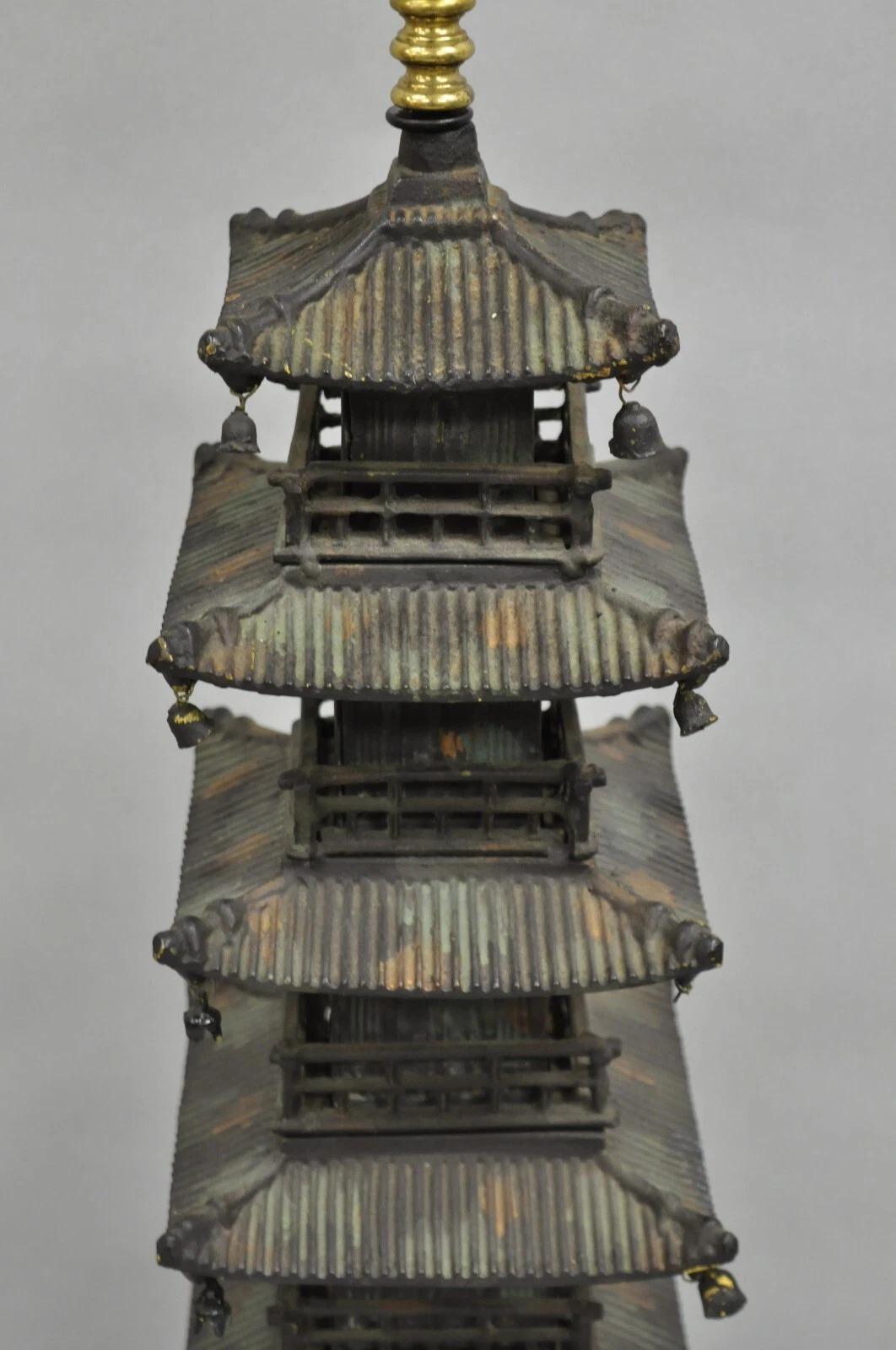 Lámpara de sobremesa vintage de hierro fundido con forma de pagoda budista china Vaciado en venta