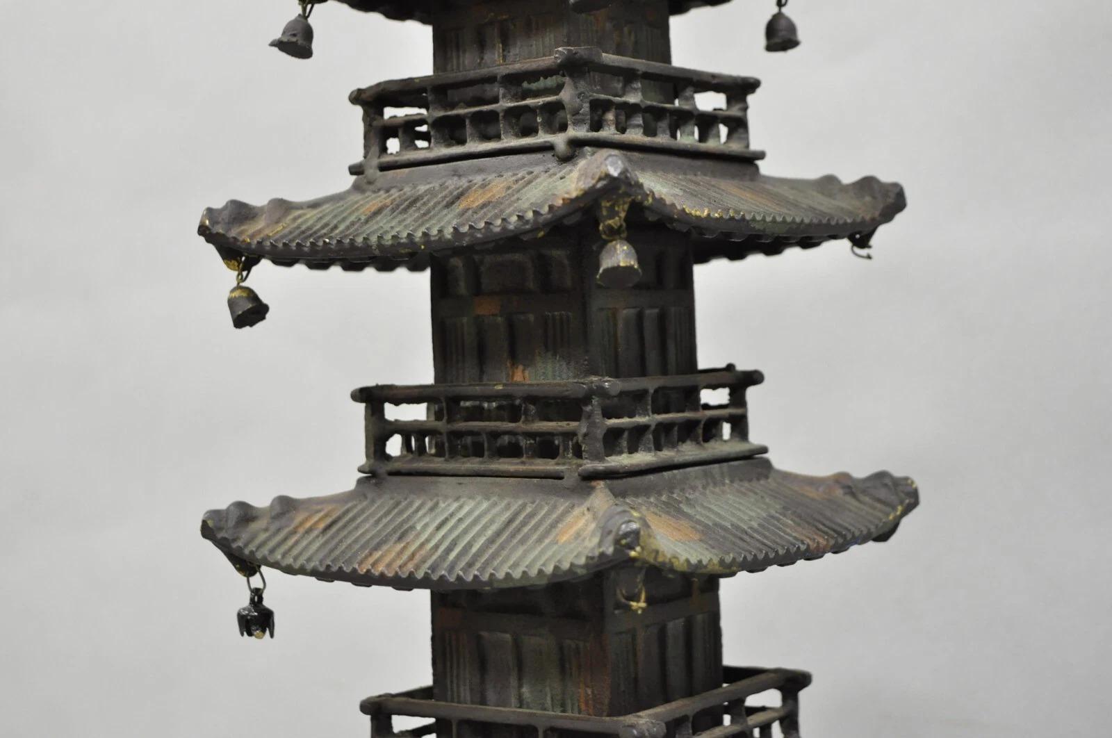 Lámpara de sobremesa vintage de hierro fundido con forma de pagoda budista china Hierro en venta