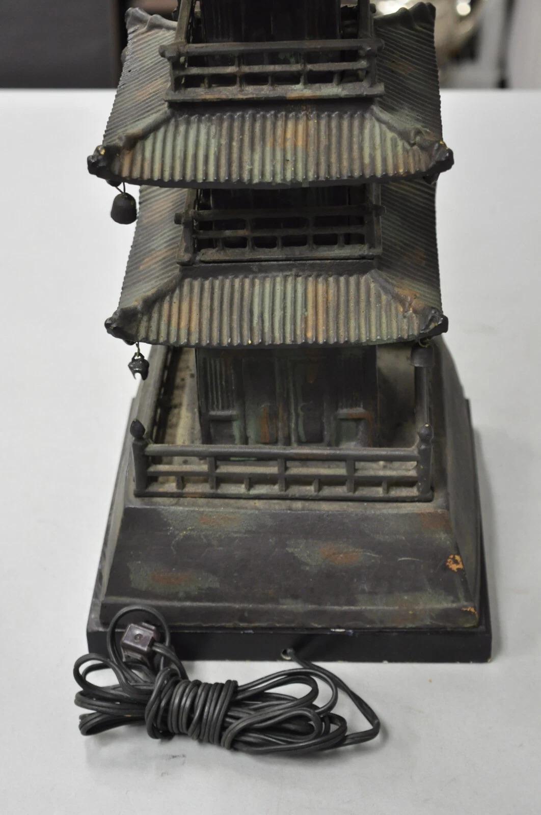 Lámpara de sobremesa vintage de hierro fundido con forma de pagoda budista china en venta 1