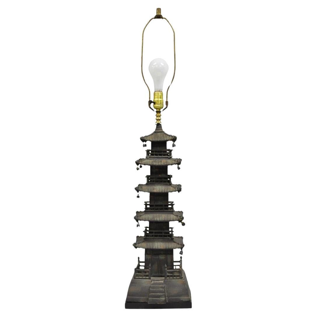 Lámpara de sobremesa vintage de hierro fundido con forma de pagoda budista china en venta
