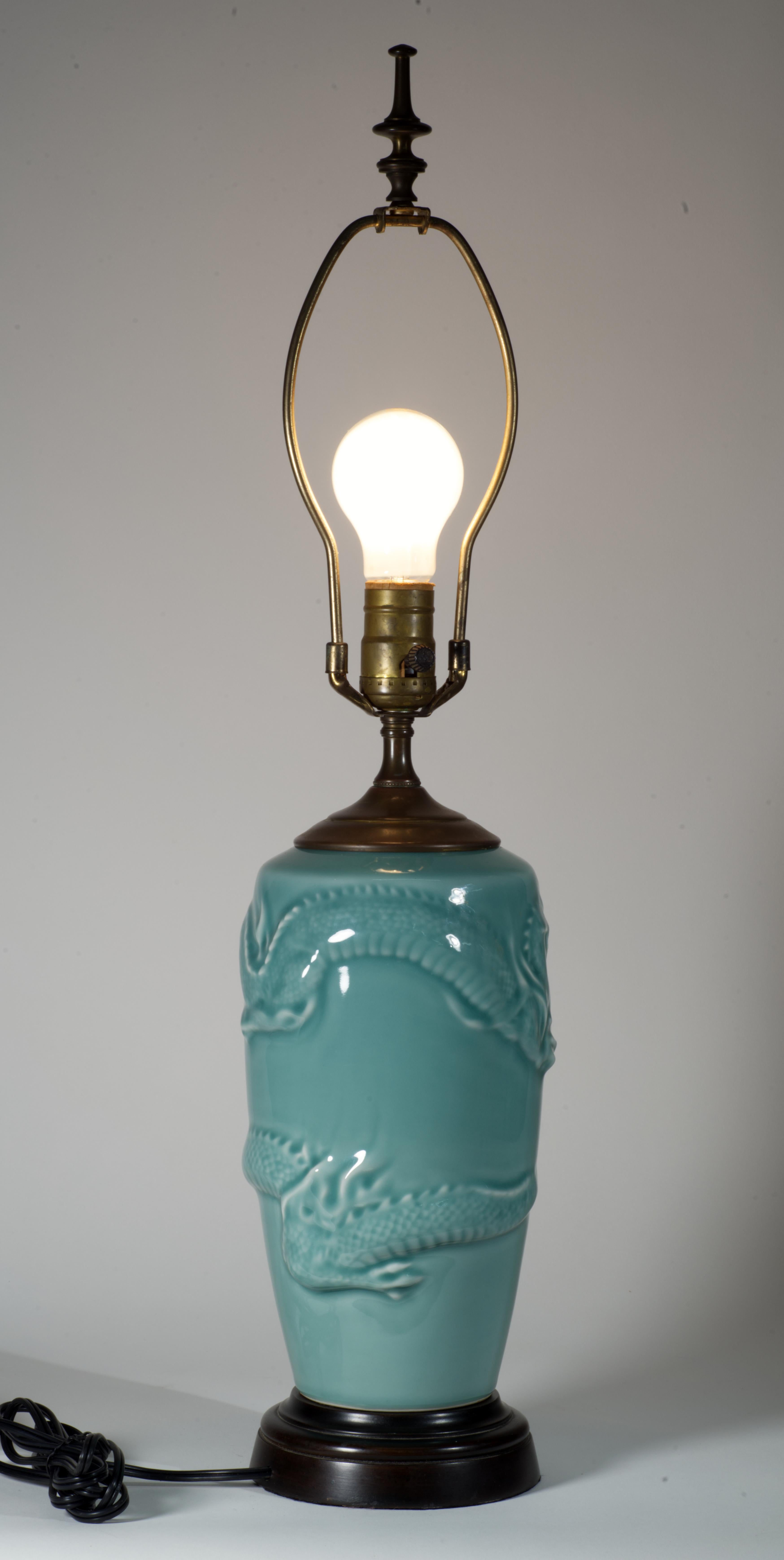 Lampe de bureau chinoiseries vintage en céramique céladon avec relief de dragon en vente 2